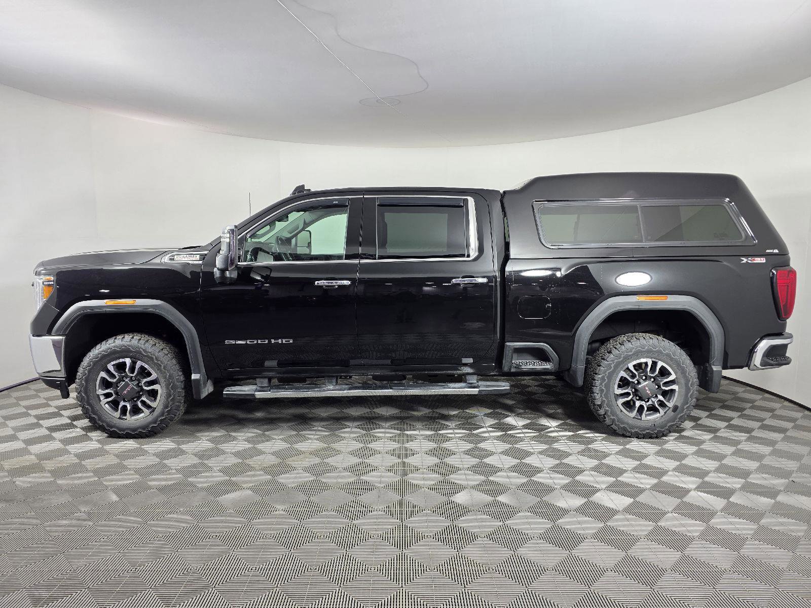 Used 2021 GMC Sierra 3500 SLT w/ SLT Preferred Package AWD/4WD image 2