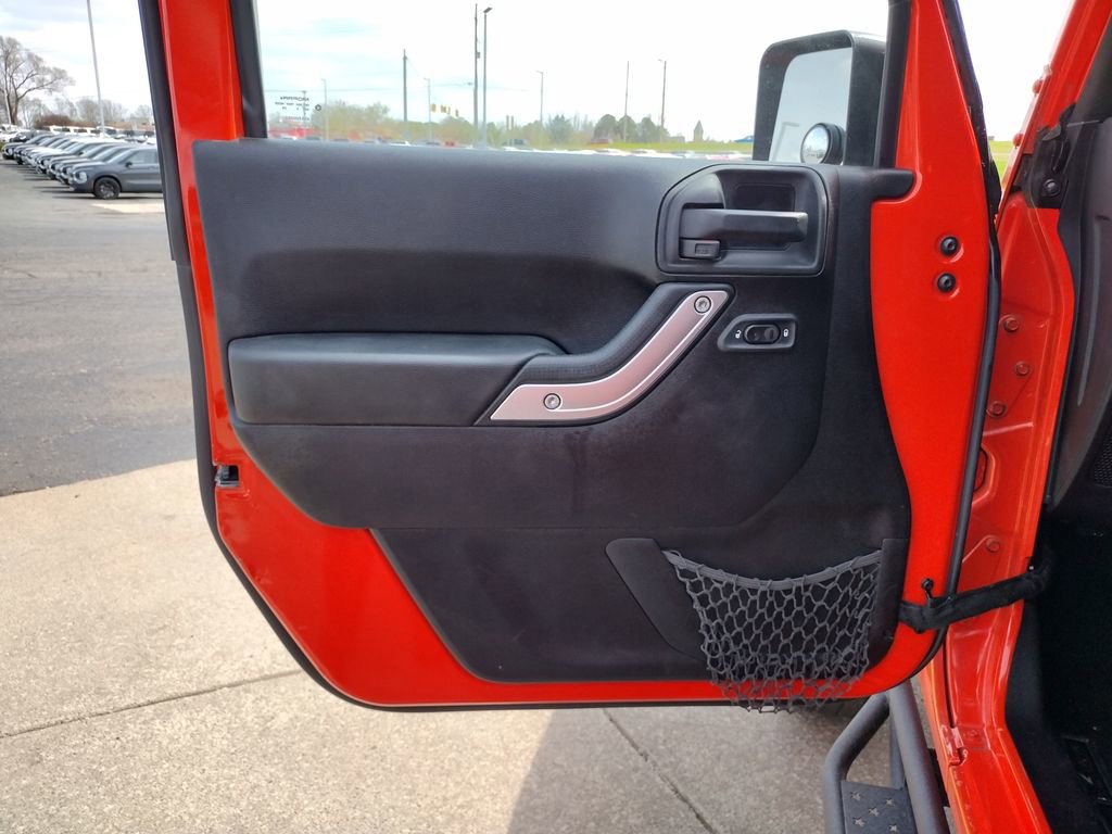 Used 2015 Jeep Wrangler Unlimited Rubicon w/ Connectivity Group AWD/4WD image 9
