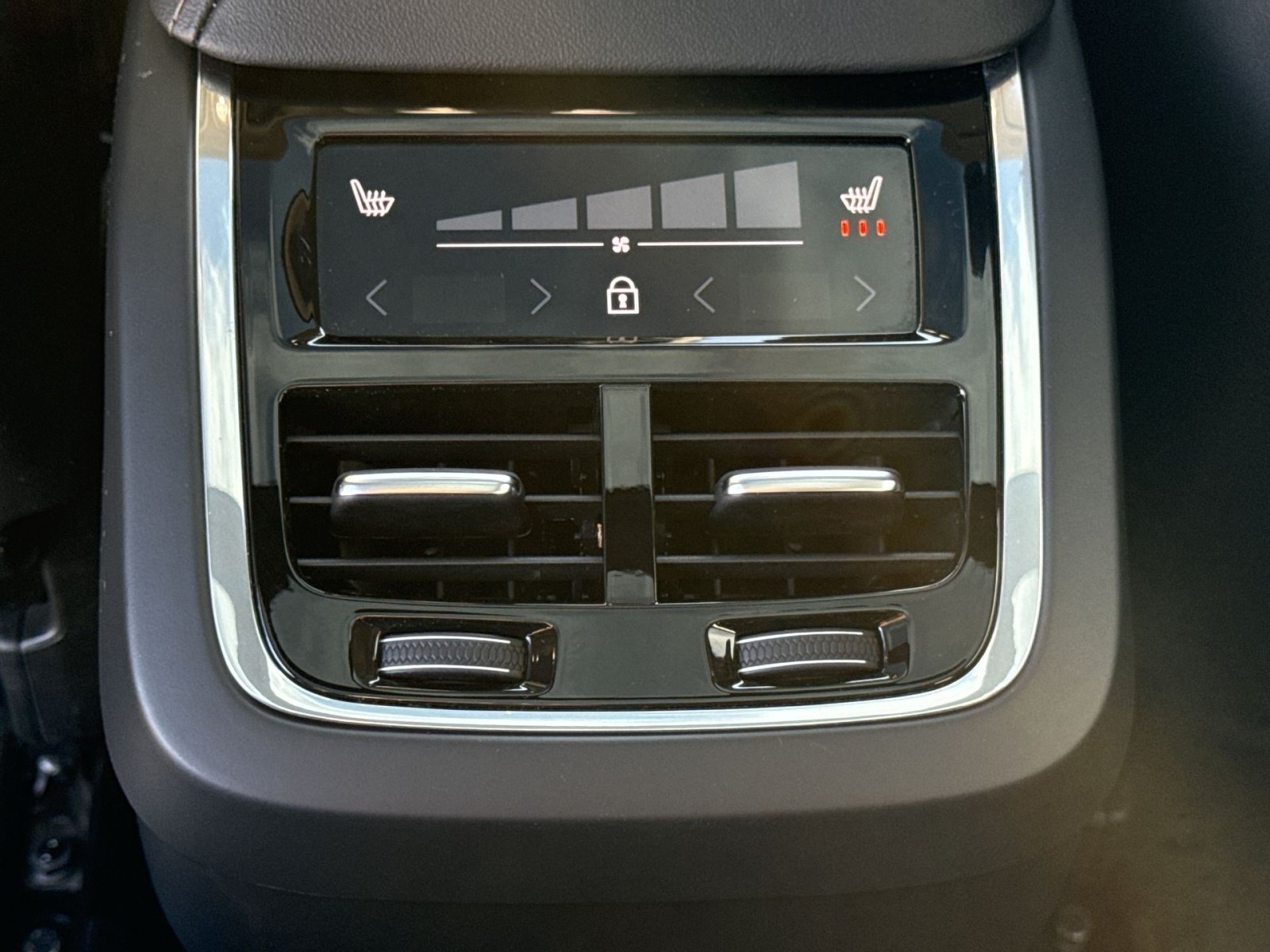 Certified 2023 Volvo XC60 B6 Ultimate w/ Protection Package Premier AWD/4WD image 23