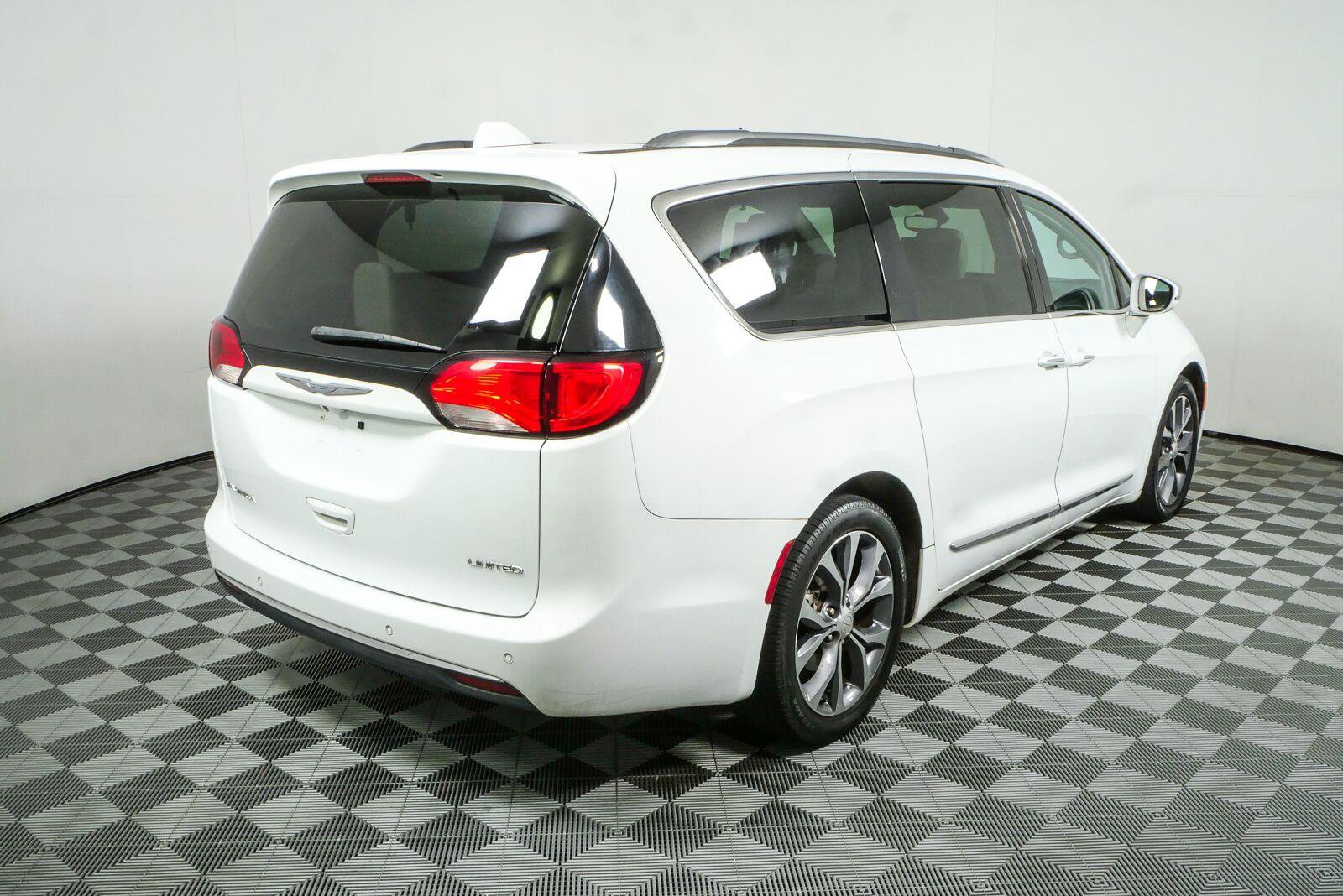 Used 2017 Chrysler Pacifica Limited FWD image 3