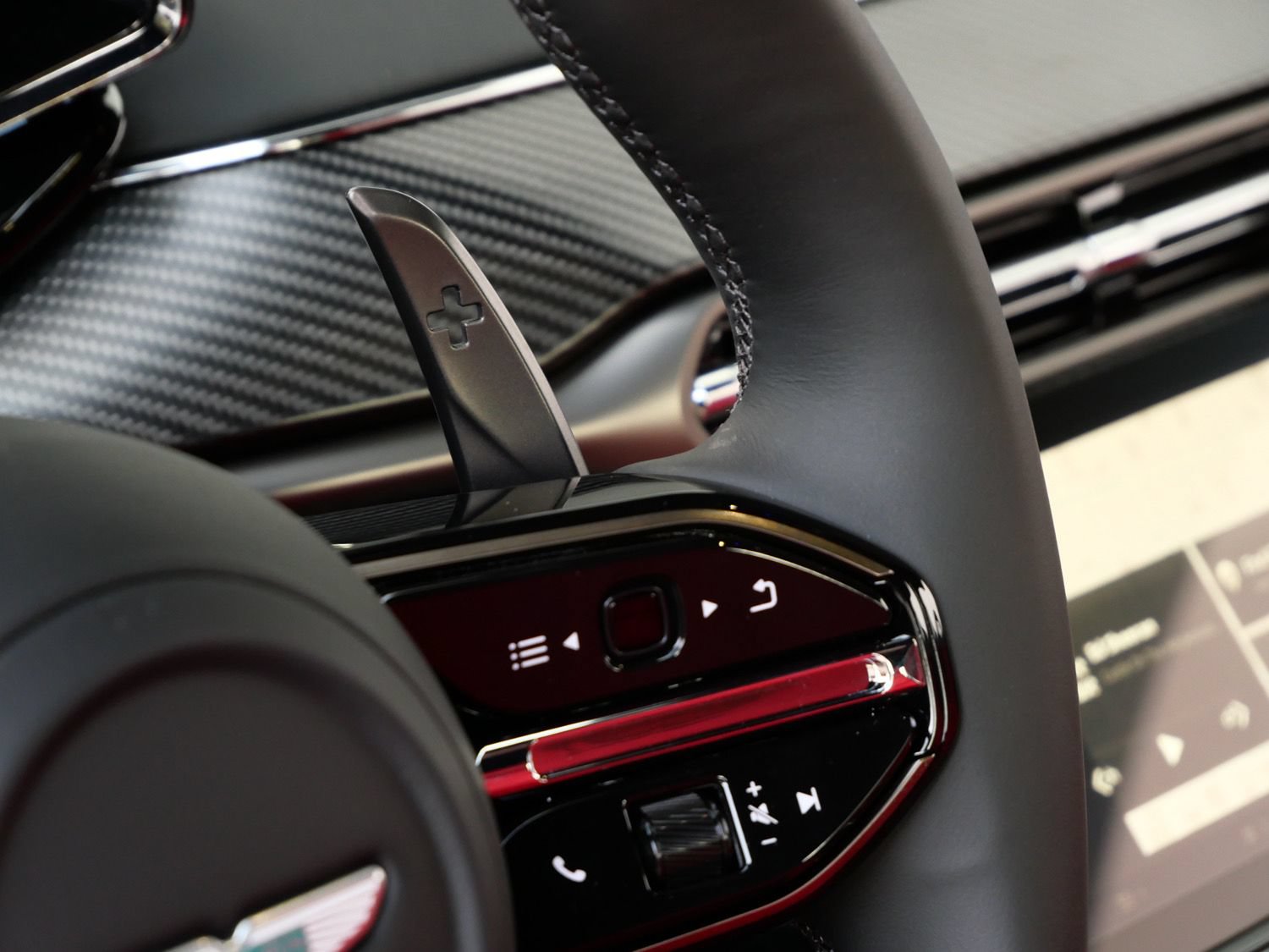 Used 2025 Aston Martin V8 Vantage Coupe RWD image 17
