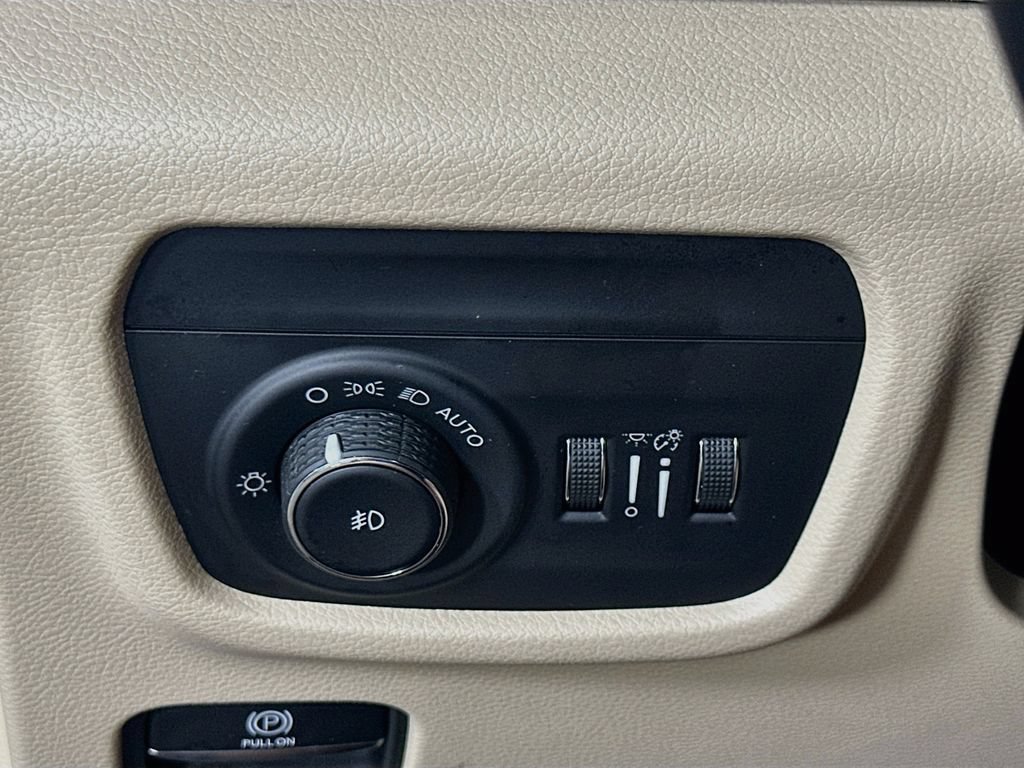 Used 2023 Jeep Grand Cherokee Limited AWD/4WD image 24