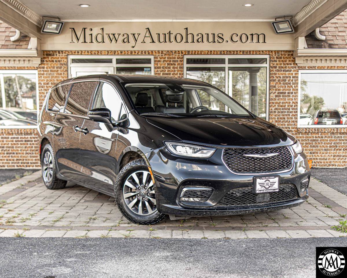 Used 2023 Chrysler Pacifica Touring-L FWD image 3