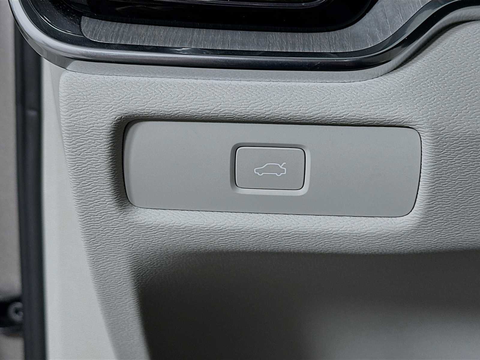 Used 2025 Volvo V60 B5 Cross Country Ultra w/ Protection Package Premier image 10