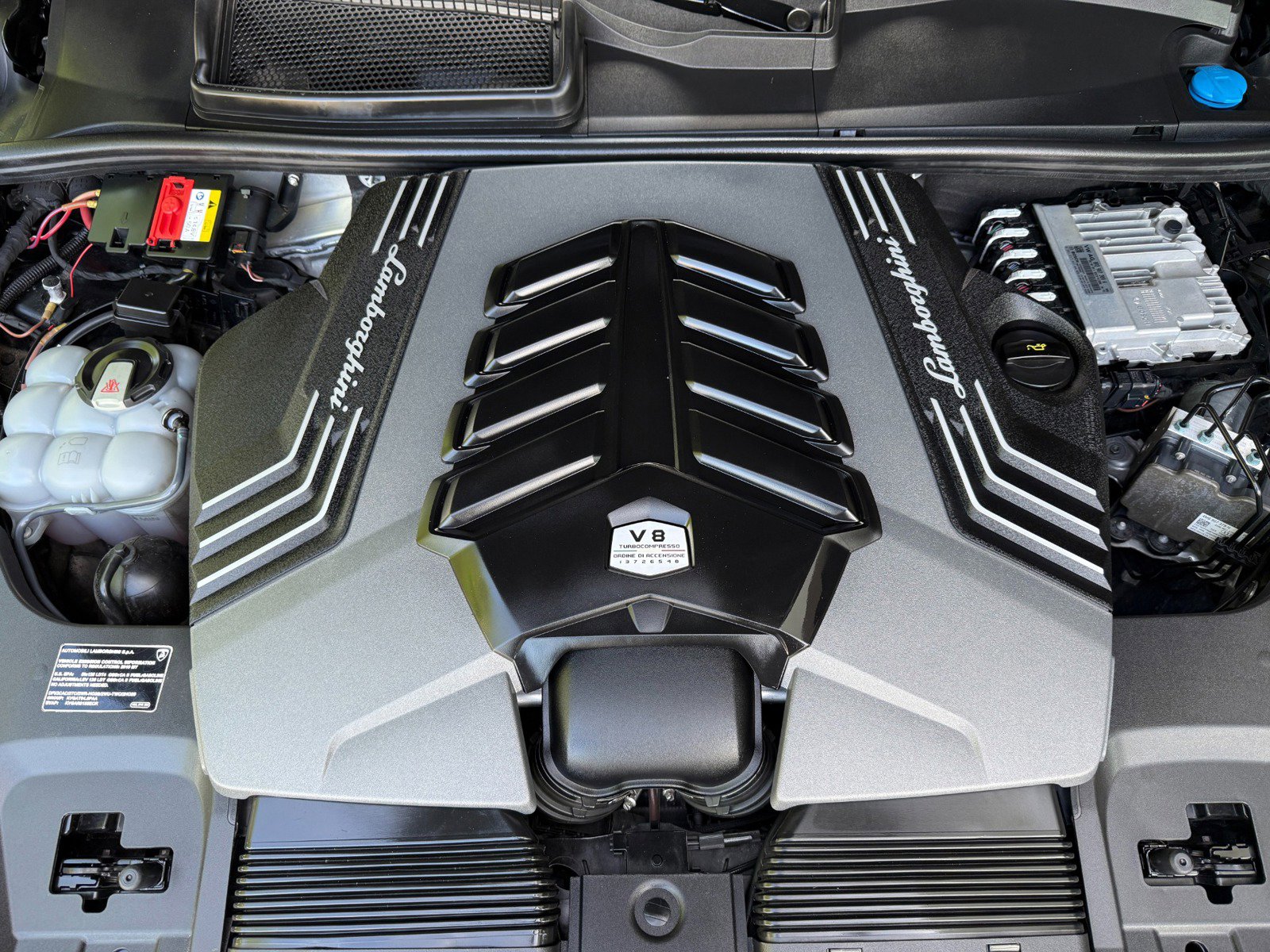 Used 2019 Lamborghini Urus AWD/4WD image 32