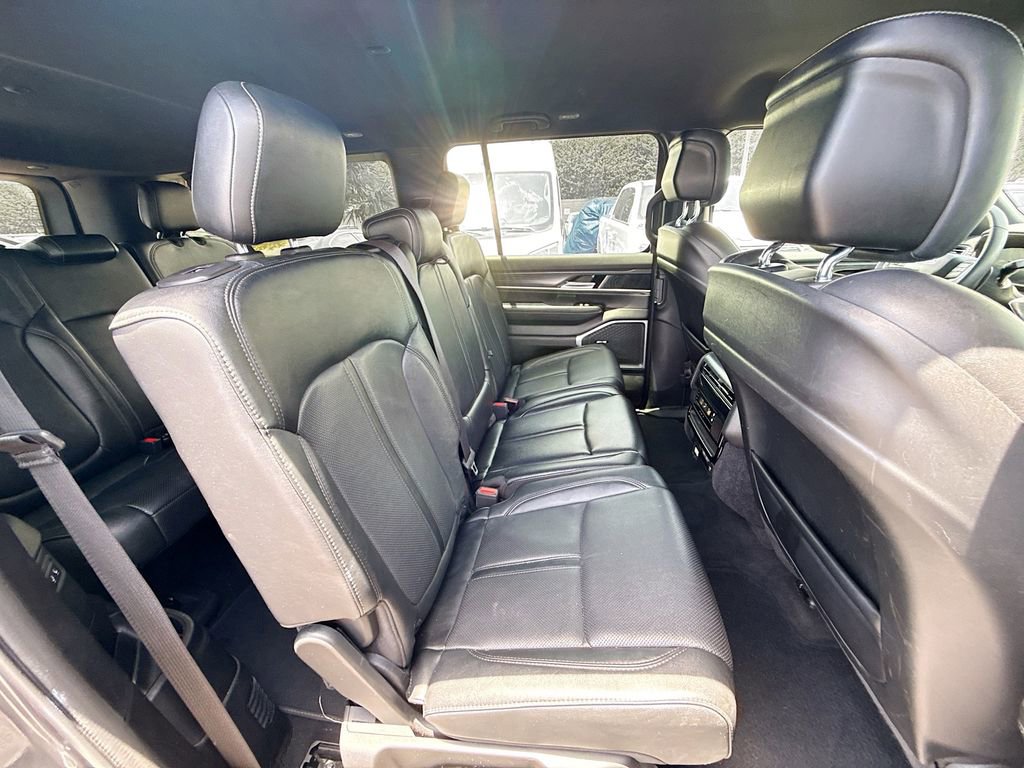 Used 2023 Jeep Wagoneer L Series II AWD/4WD image 32