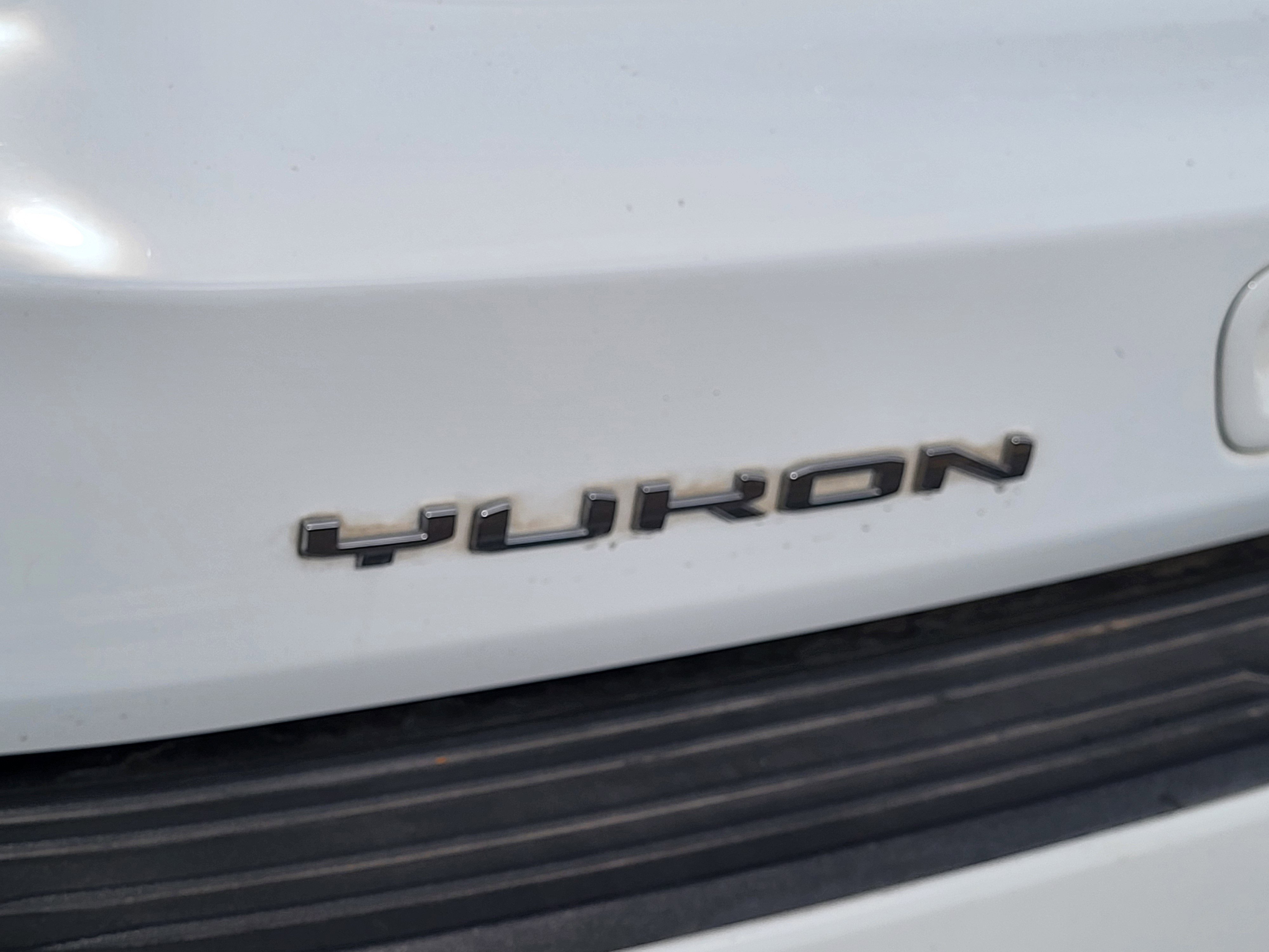 Used 2024 GMC Yukon SLT w/ SLT Luxury Package image 12