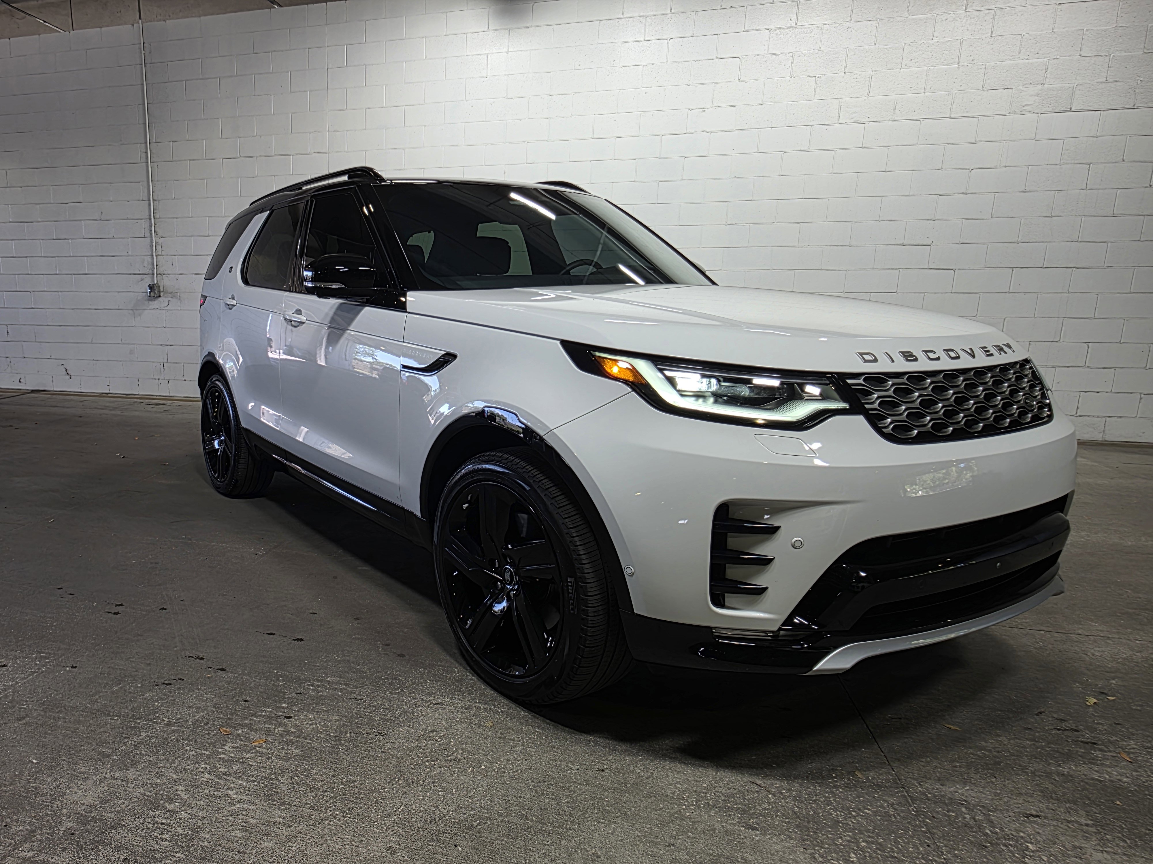 Used 2024 Land Rover Discovery Metropolitan Edition image 7