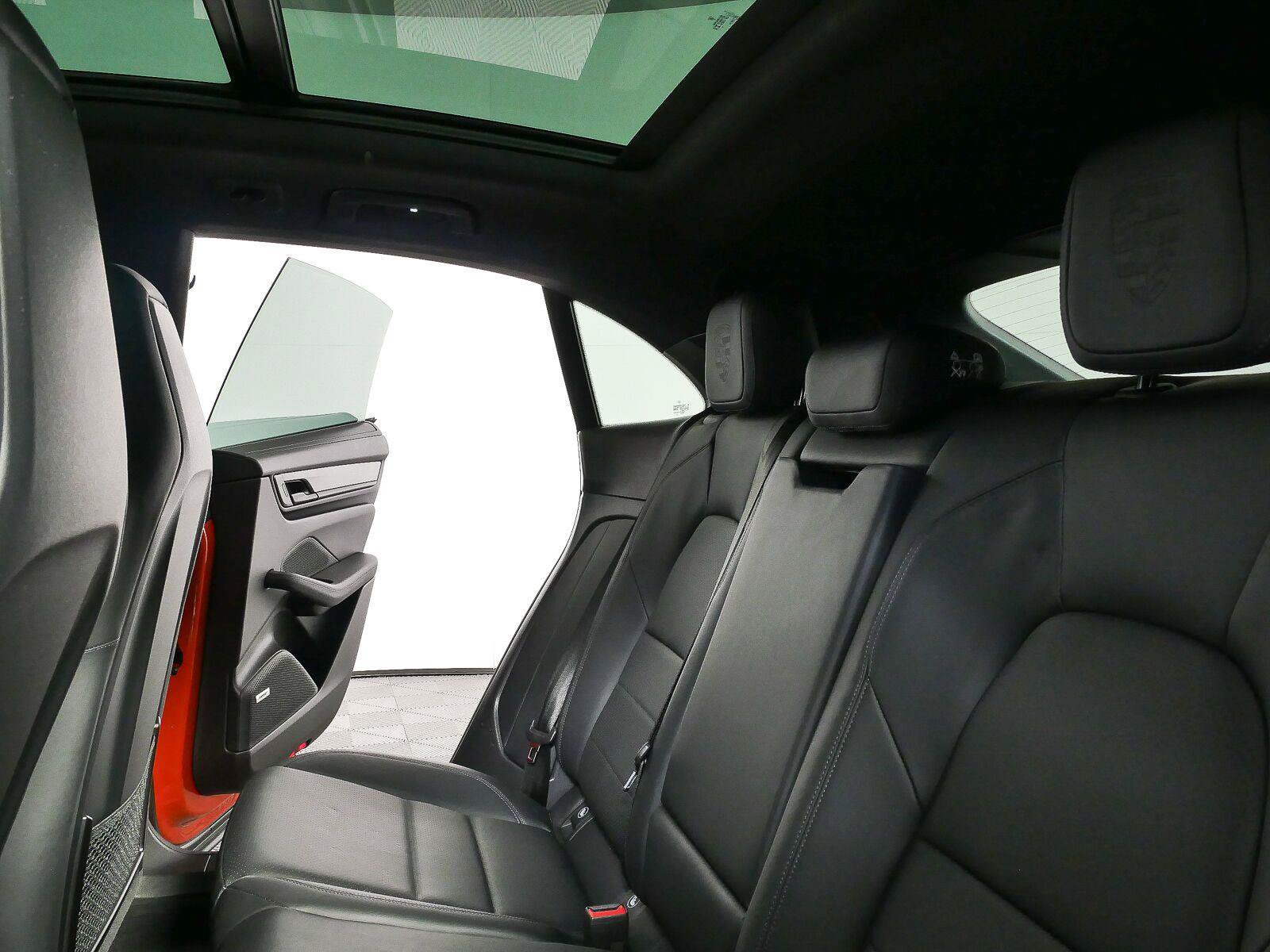 Certified 2025 Porsche Macan 4S Electric AWD/4WD image 21