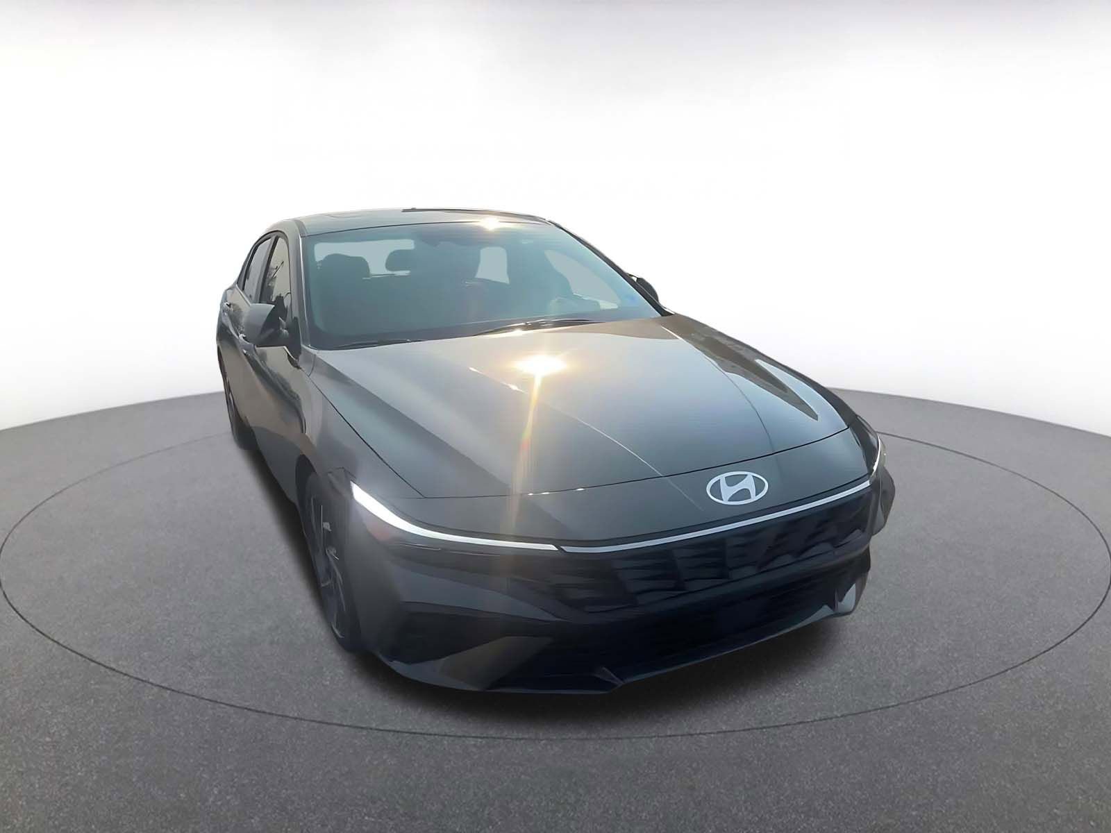 Used 2025 Hyundai Elantra SEL image 2