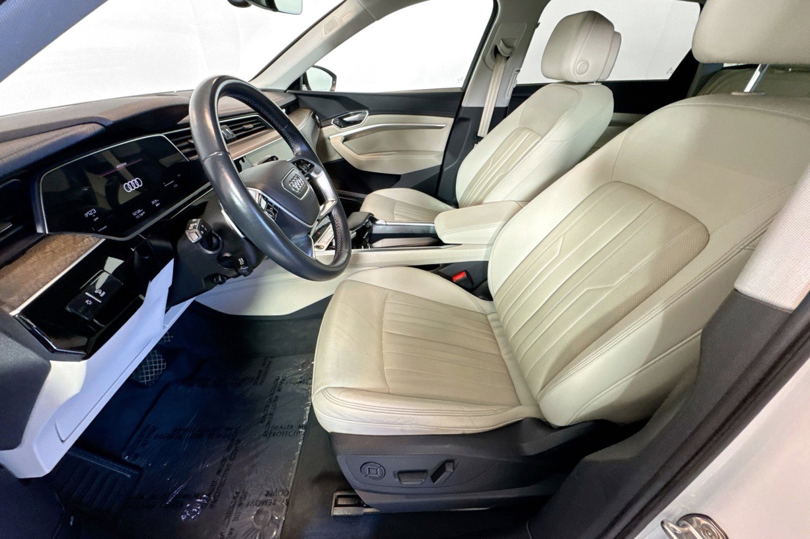 Used 2022 Audi e-tron Premium Plus w/ Premium Plus Package image 19