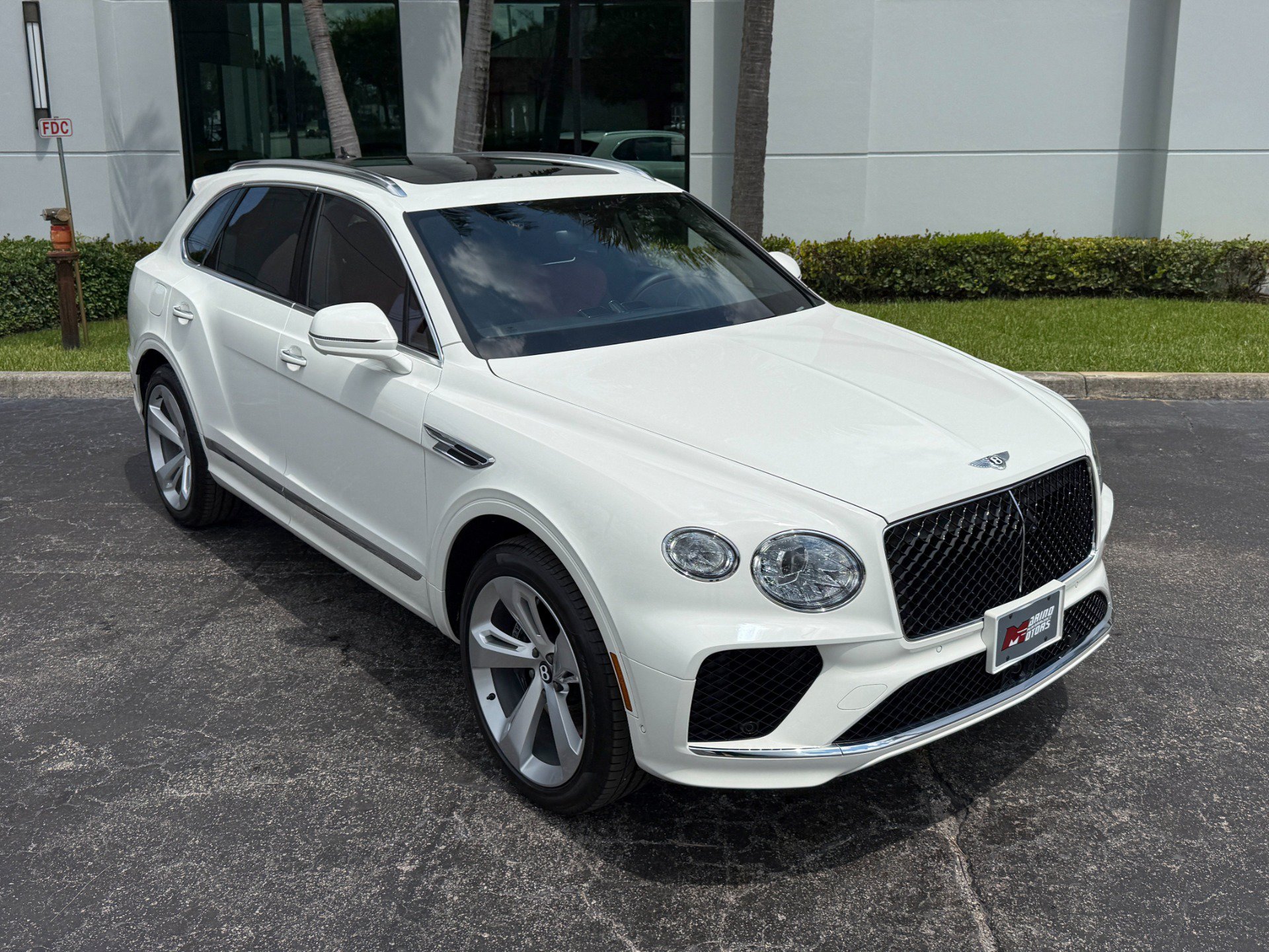 Used 2024 Bentley Bentayga AWD/4WD image 3