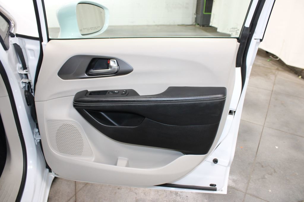 Used 2022 Chrysler Pacifica Touring-L FWD image 32