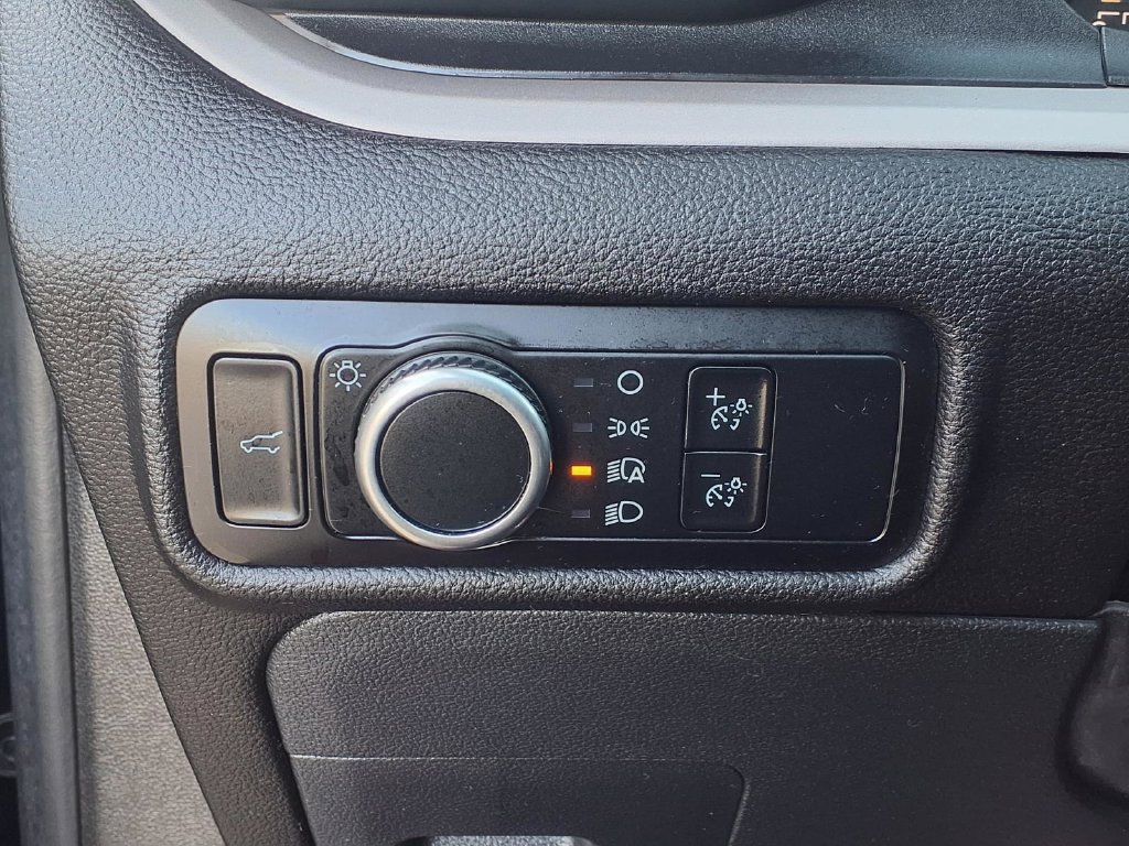 Used 2024 Ford Explorer XLT RWD image 6