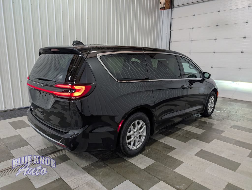 Used 2027 Chrysler Pacifica Select w/ Family Tech Group FWD image 4