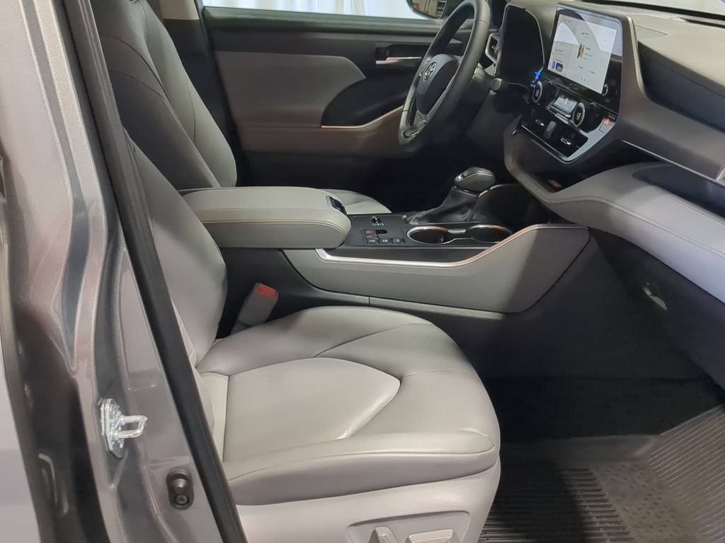 Used 2025 Toyota Highlander XLE AWD/4WD image 26