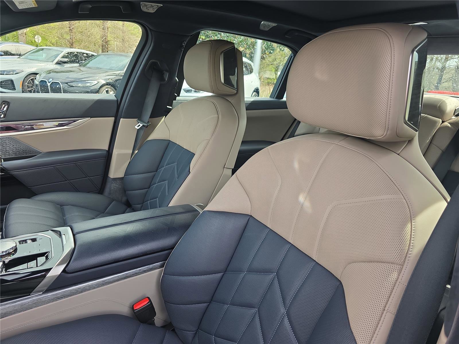 Certified 2025 BMW i7 xDrive60 w/ Executive Package image 18