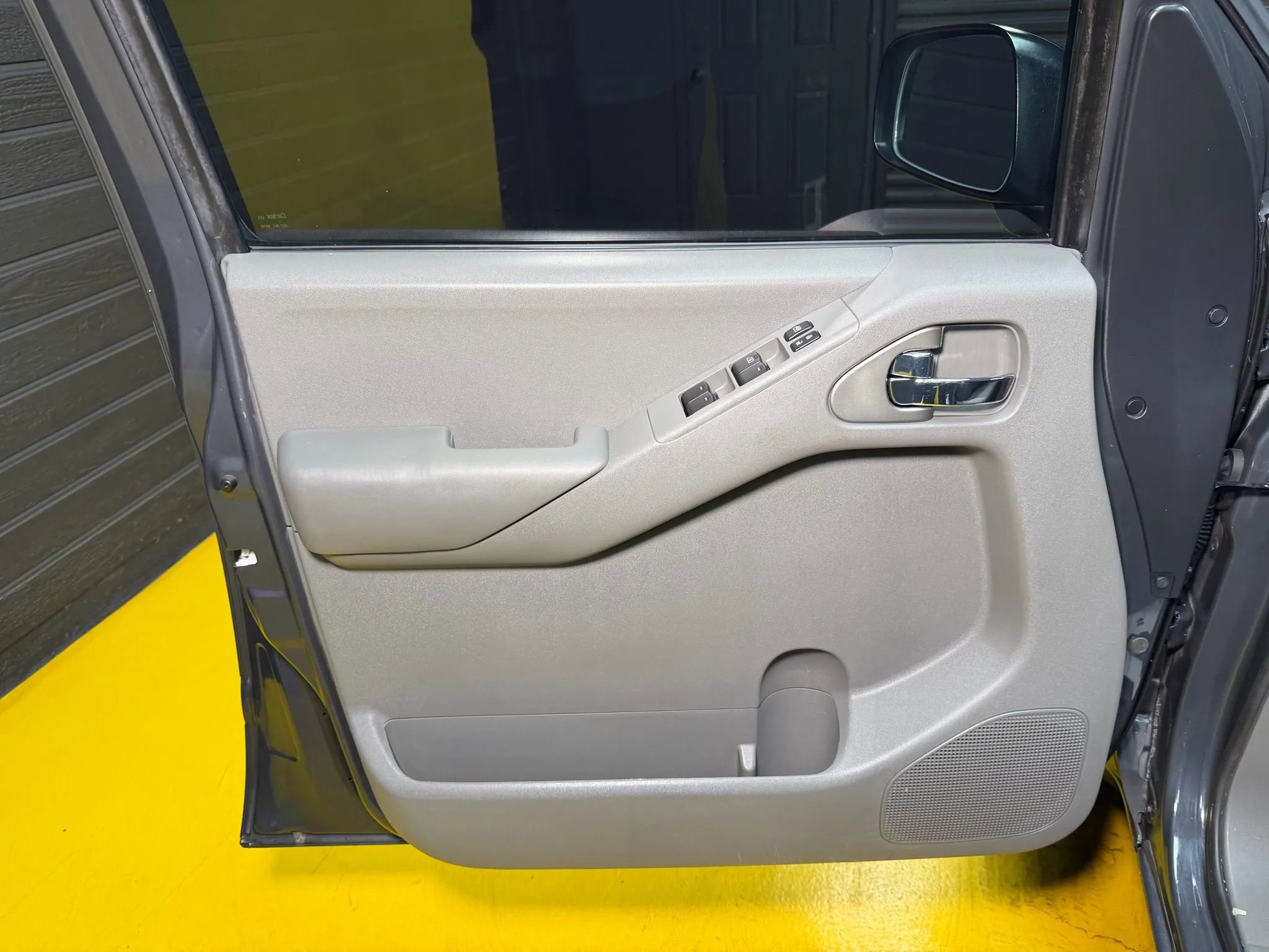 Used 2010 Nissan Frontier SE image 28