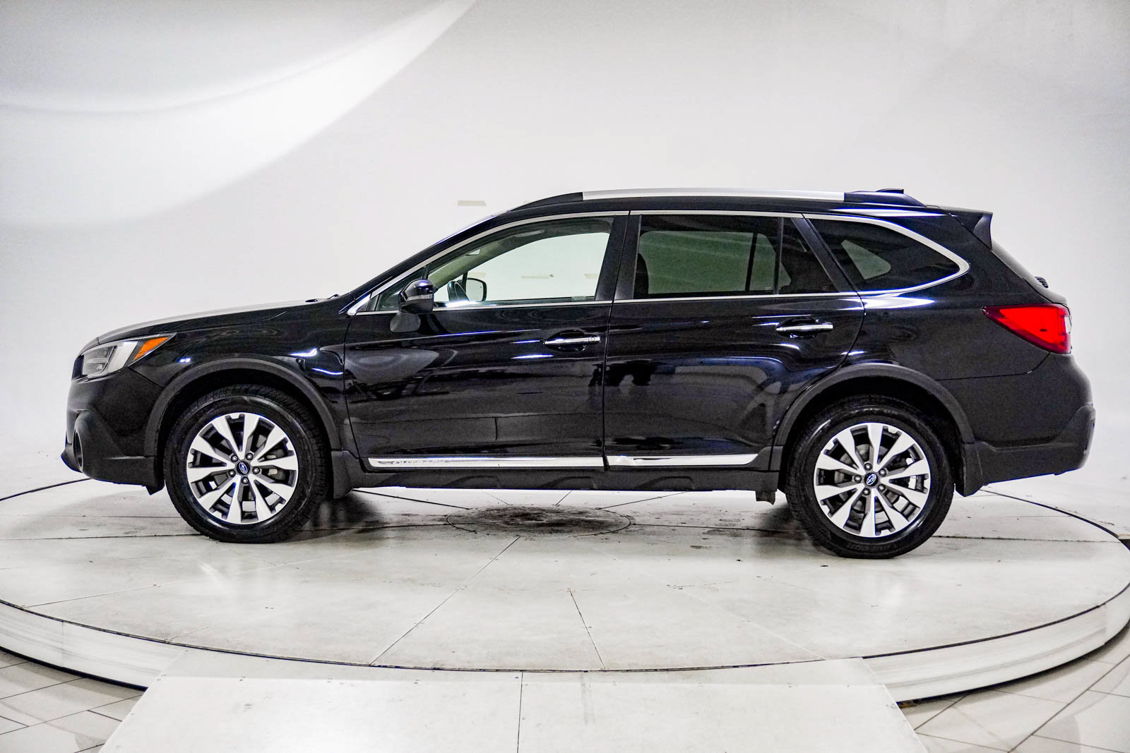 Used 2019 Subaru Outback 3.6R Touring w/ Popular Package #3A AWD/4WD image 5