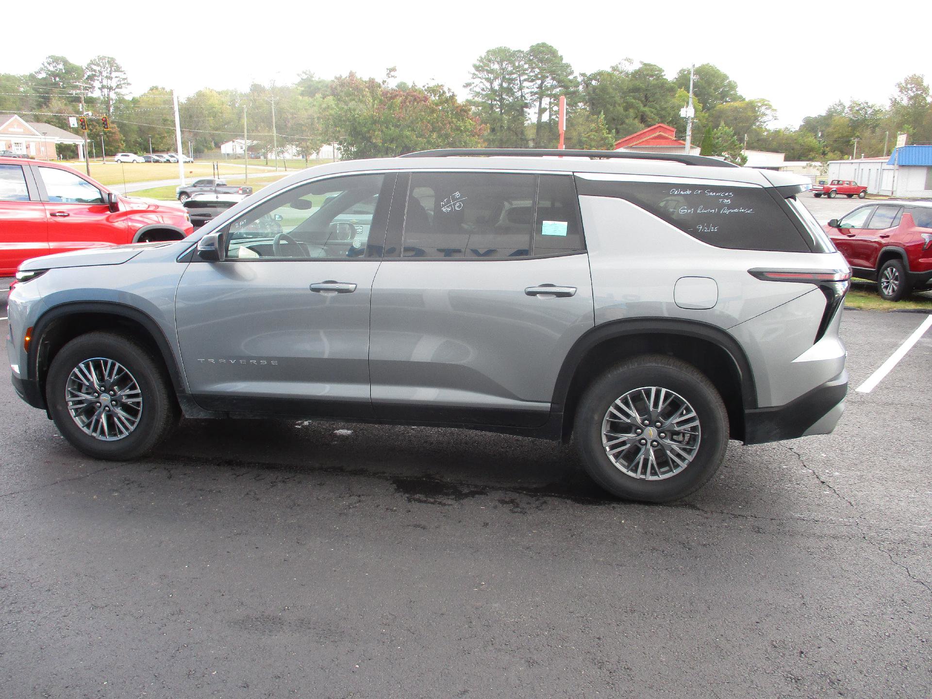 Used 2025 Chevrolet Traverse LT image 5