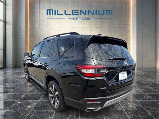 Certified 2023 Honda Pilot Touring image 3
