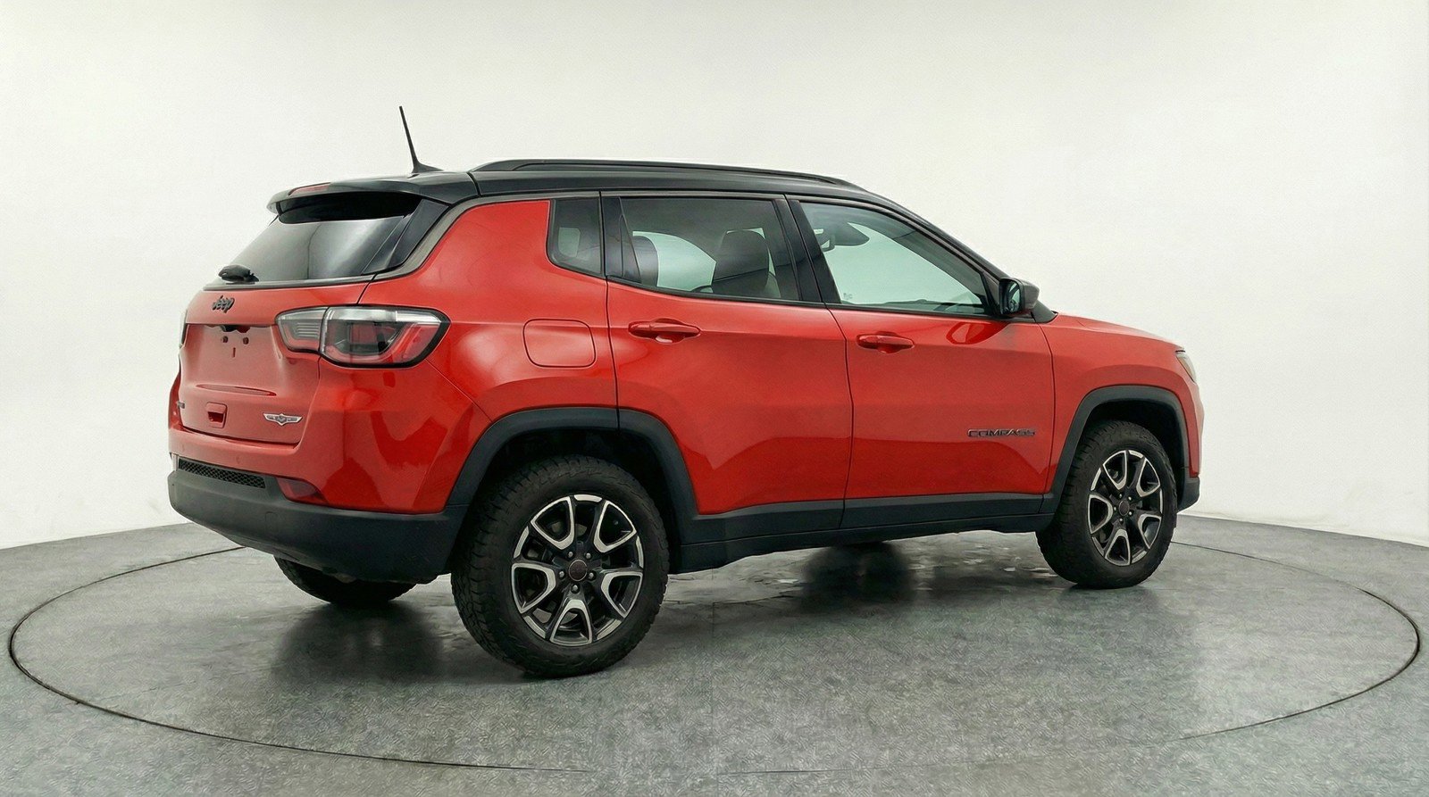 Used 2025 Jeep Compass Trailhawk AWD/4WD image 9