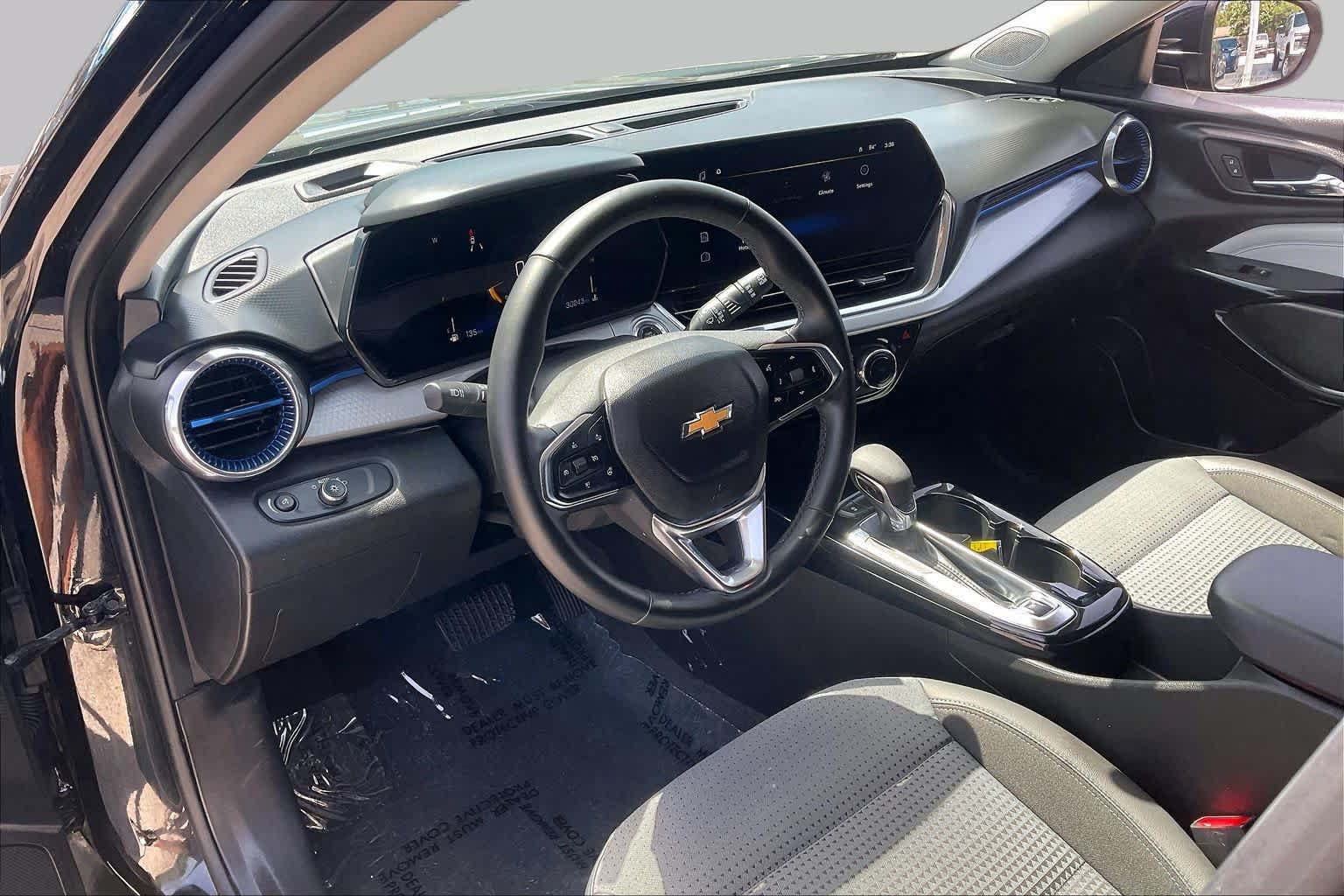 Used 2024 Chevrolet Trax LT w/ LT Convenience Package FWD image 17