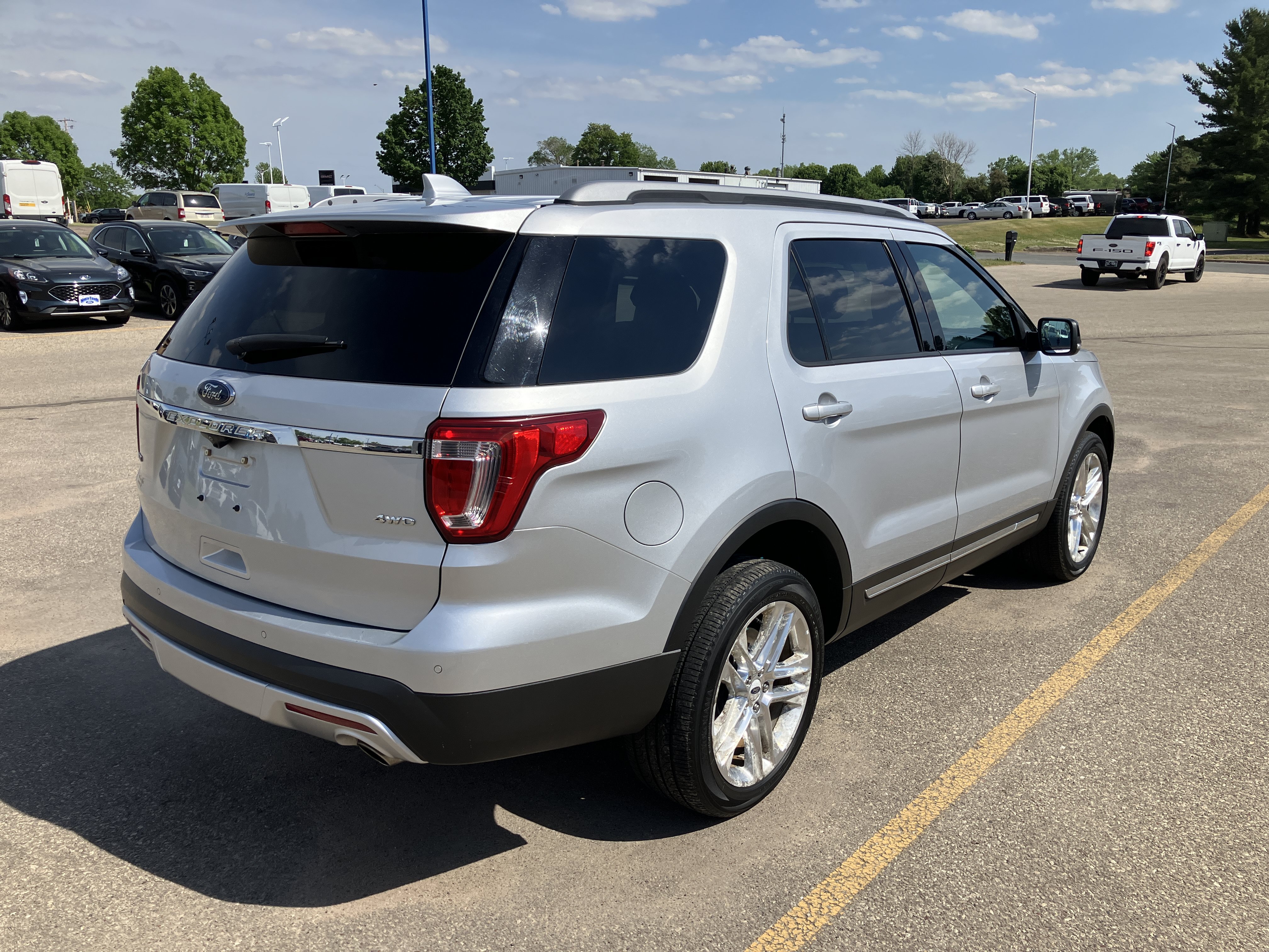Used 2017 Ford Explorer XLT w/ Equipment Group 202A AWD/4WD image 6