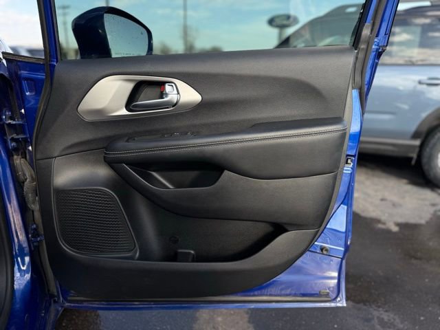 Used 2020 Chrysler Pacifica Touring-L w/ Advanced Safetytec Group image 15