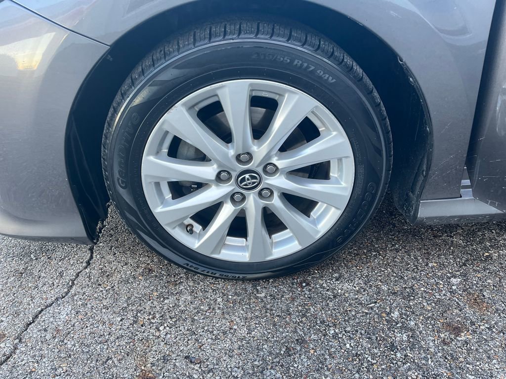 Used 2018 Toyota Camry LE image 26