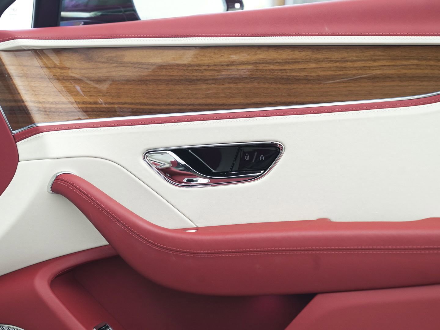 Used 2023 Bentley Flying Spur V8 image 59