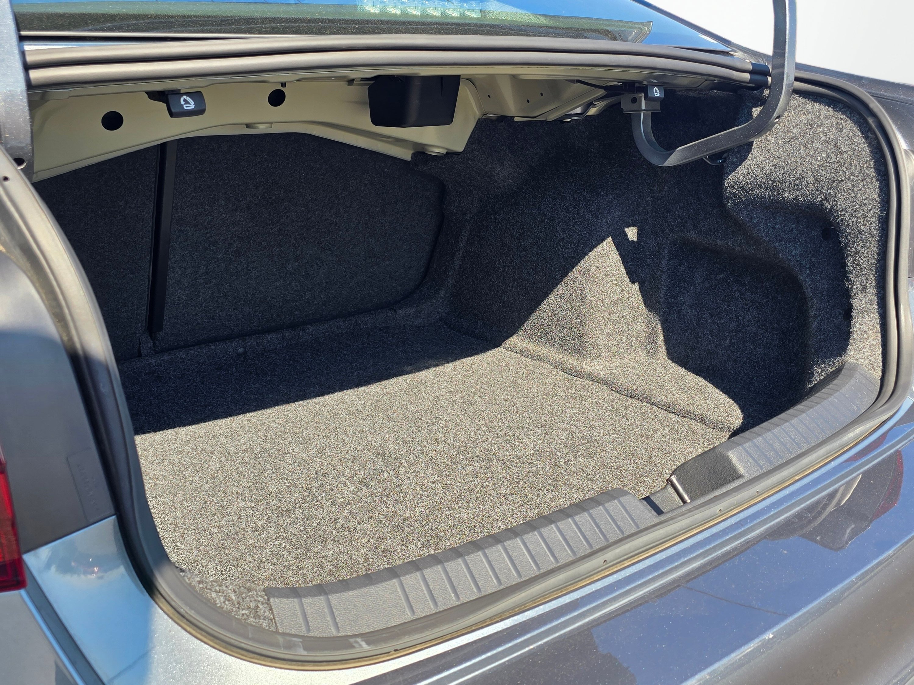 Used 2025 Volkswagen Jetta SE w/ Sunroof Package FWD image 21