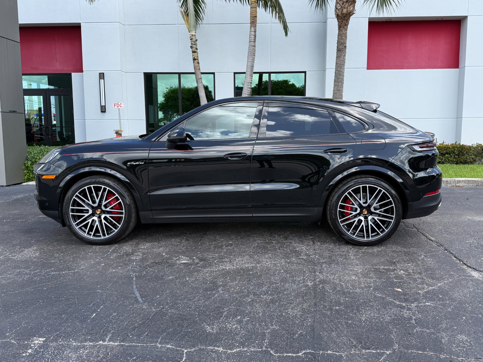 Used 2025 Porsche Cayenne S AWD/4WD image 12