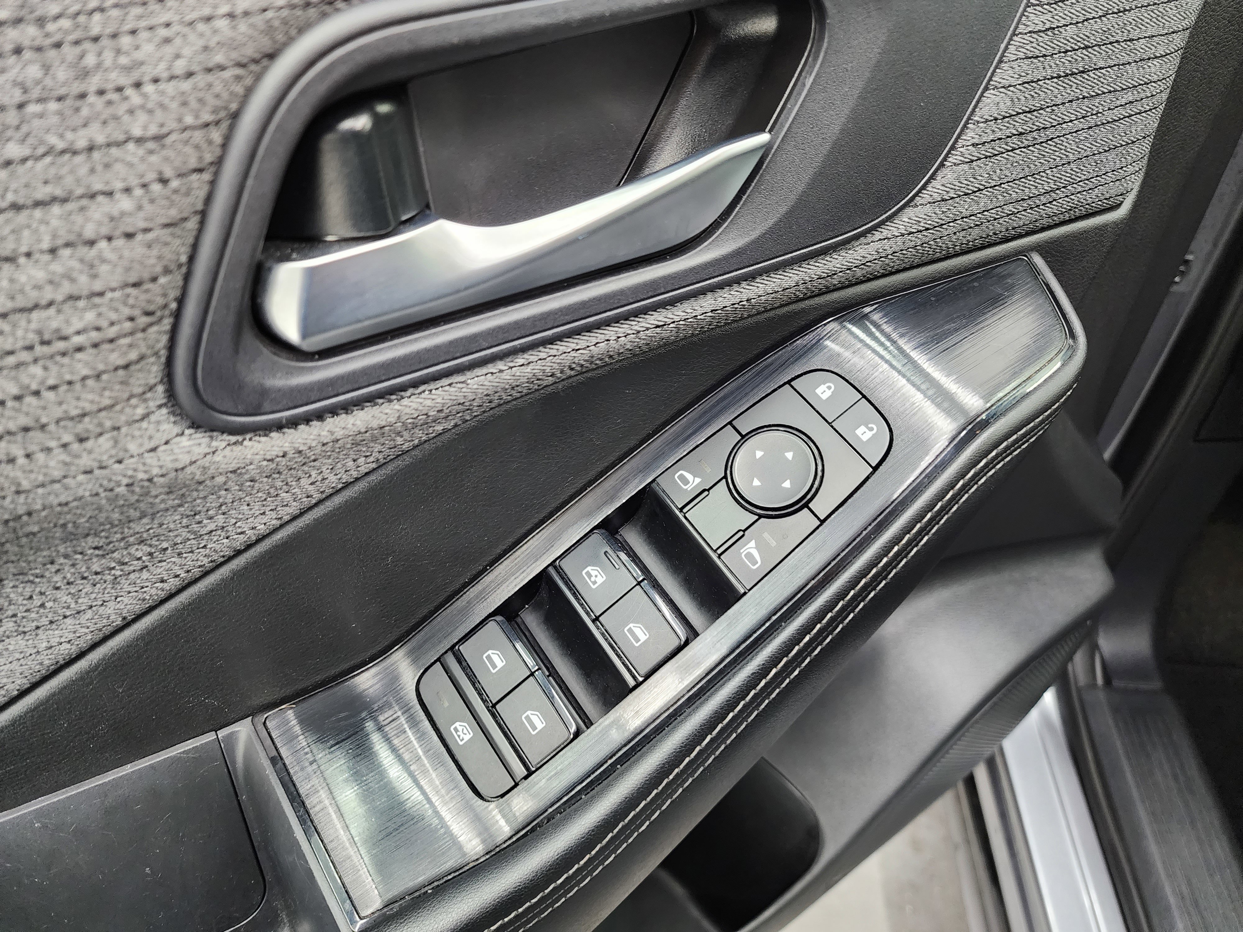 Used 2023 Nissan Rogue SV image 38