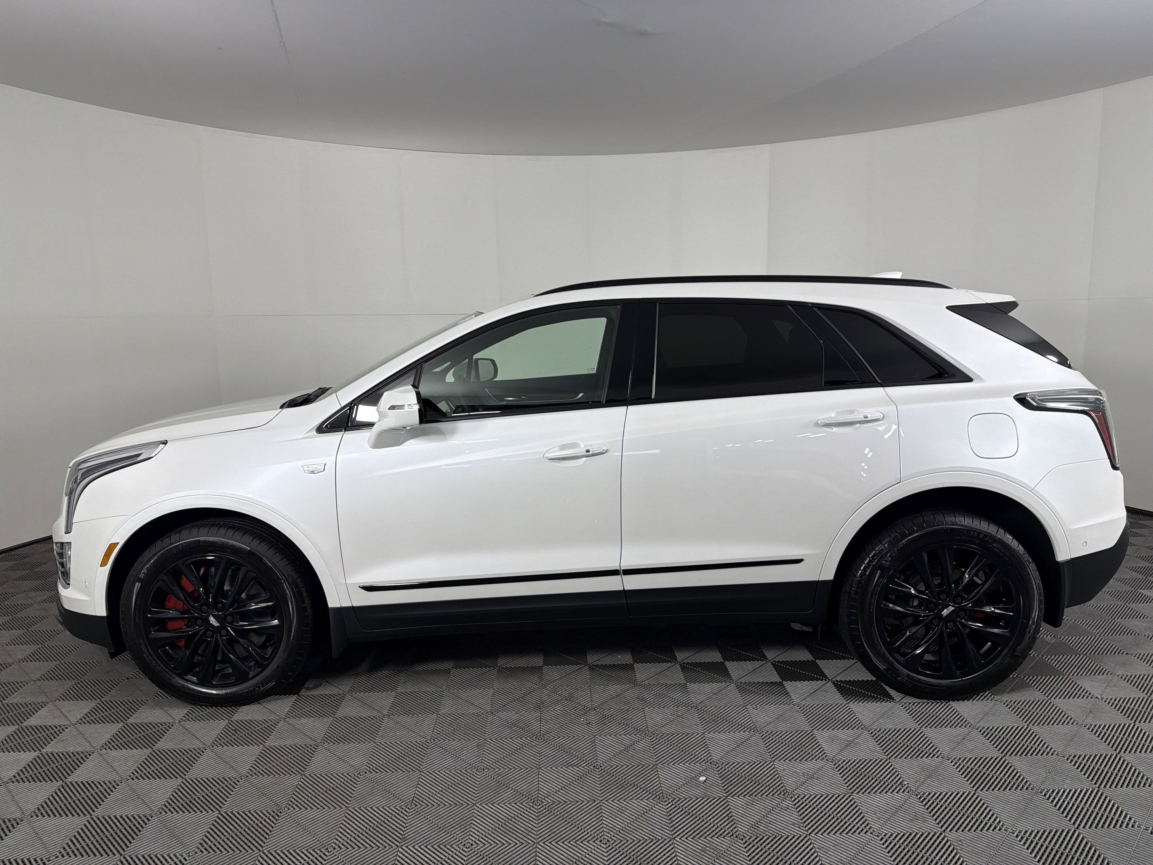 Used 2026 Cadillac XT5 Sportv w/ LPO, Onyx Lite Package AWD/4WD image 4