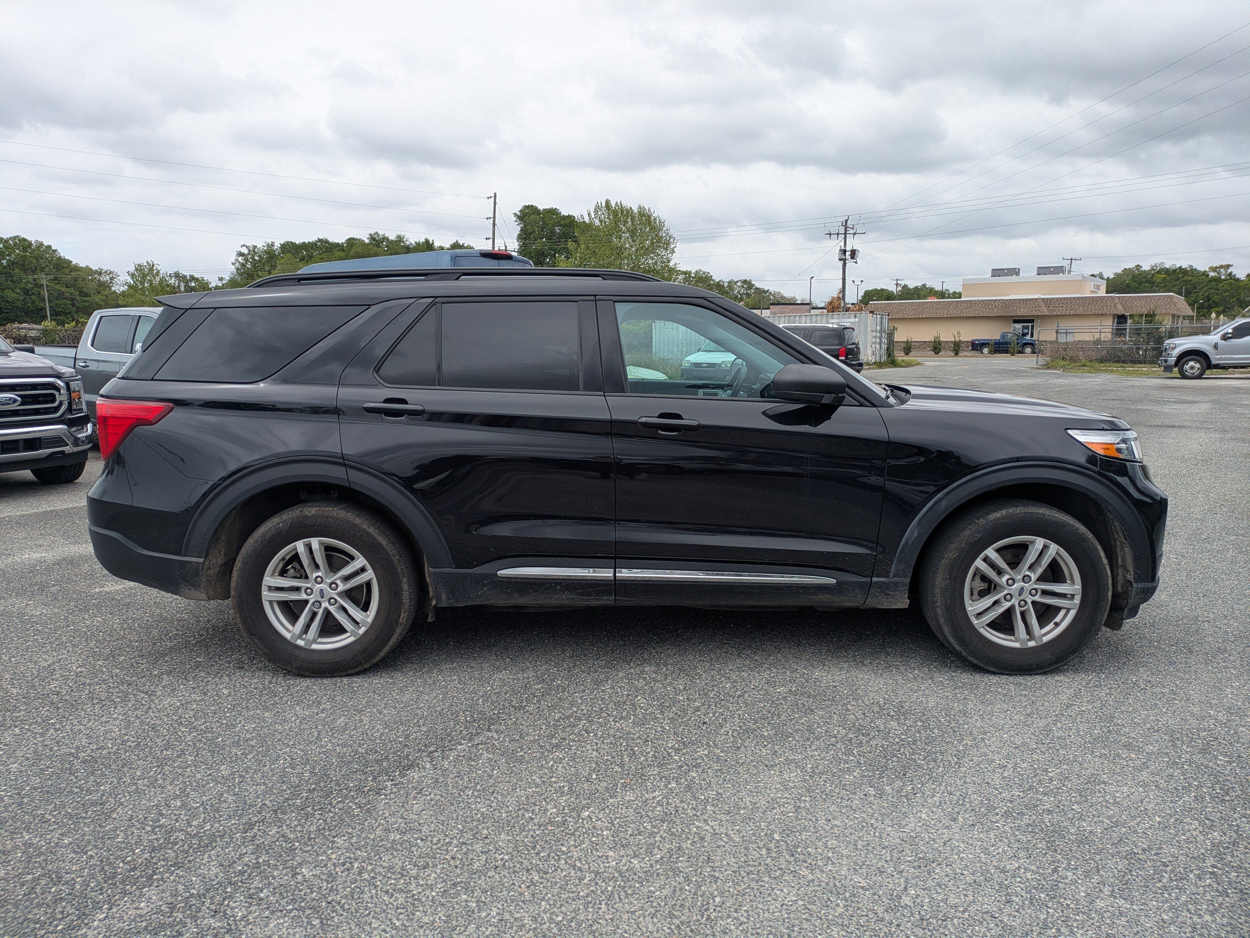 Used 2023 Ford Explorer XLT AWD/4WD image 3