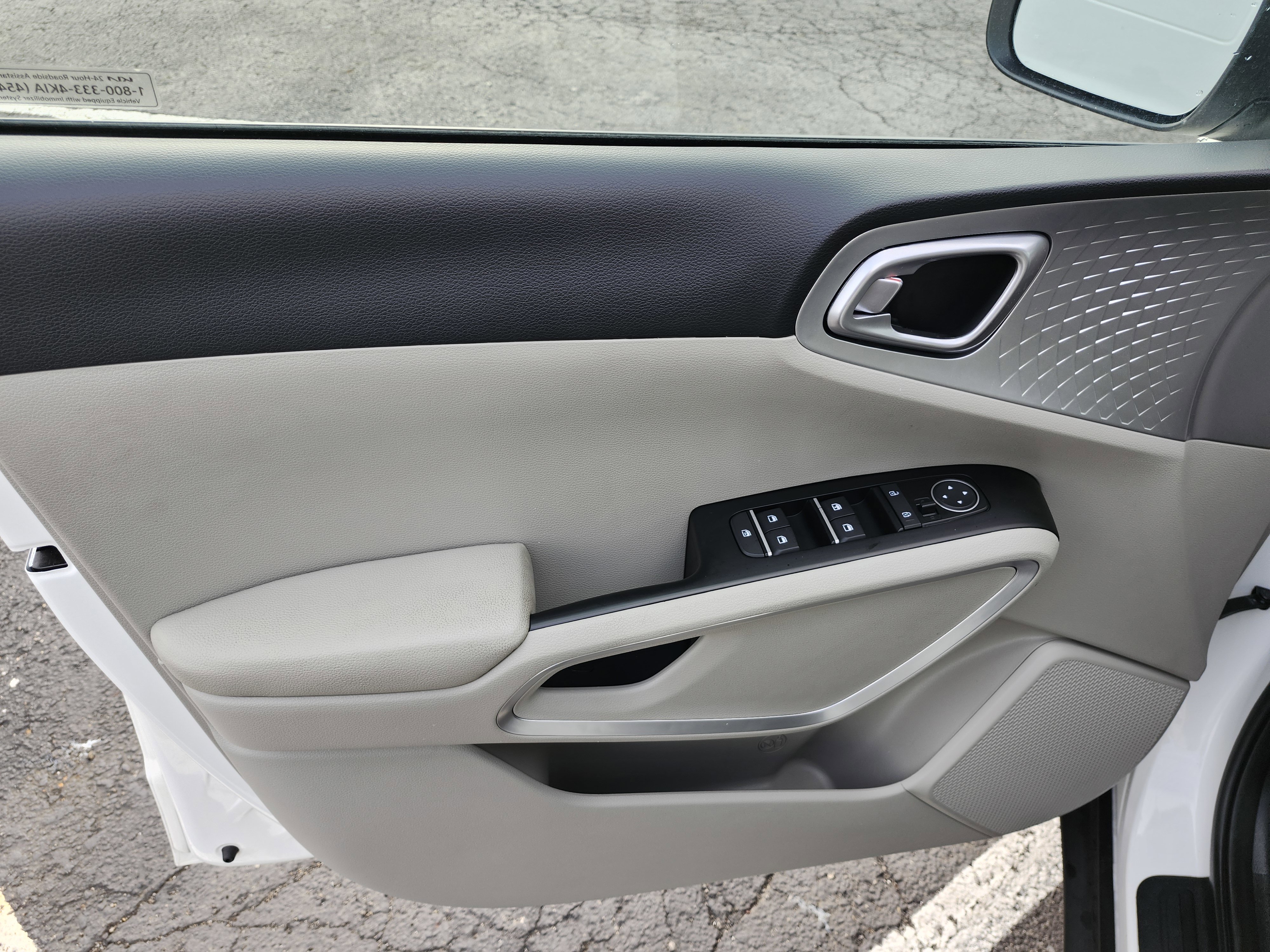Used 2025 Kia Soul LX w/ LX Technology Package FWD image 22
