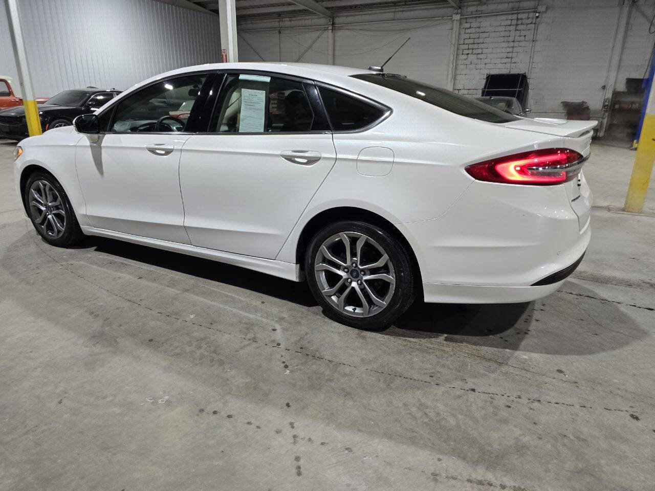 Used 2017 Ford Fusion SE w/ Equipment Group 201A image 9