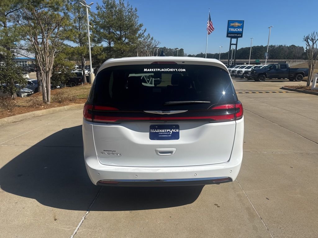 Used 2024 Chrysler Pacifica Touring-L image 6