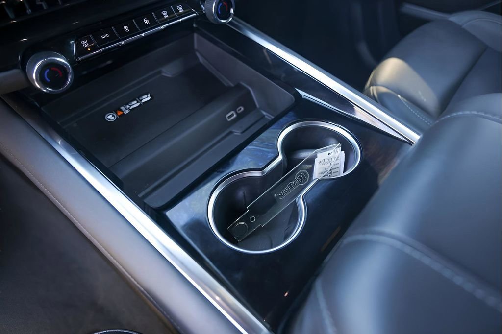 Used 2025 Chevrolet Suburban Z71 image 20