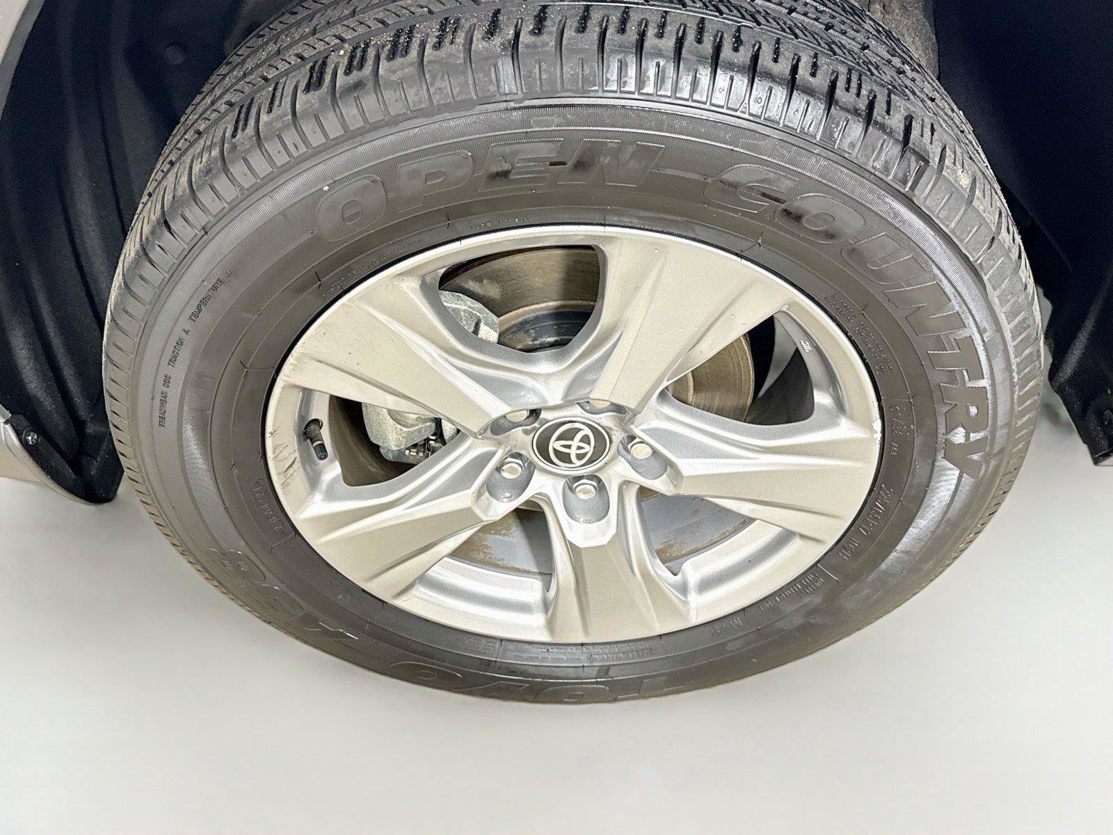 Used 2025 Toyota RAV4 XLE AWD/4WD image 28