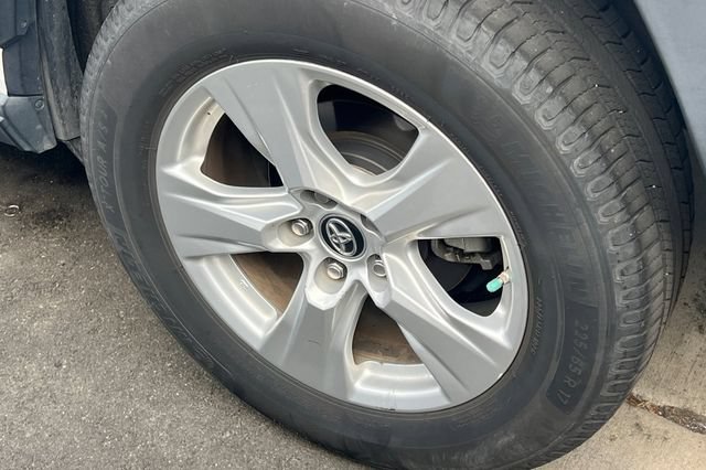 Used 2019 Toyota RAV4 XLE w/ Convenience Package FWD image 4