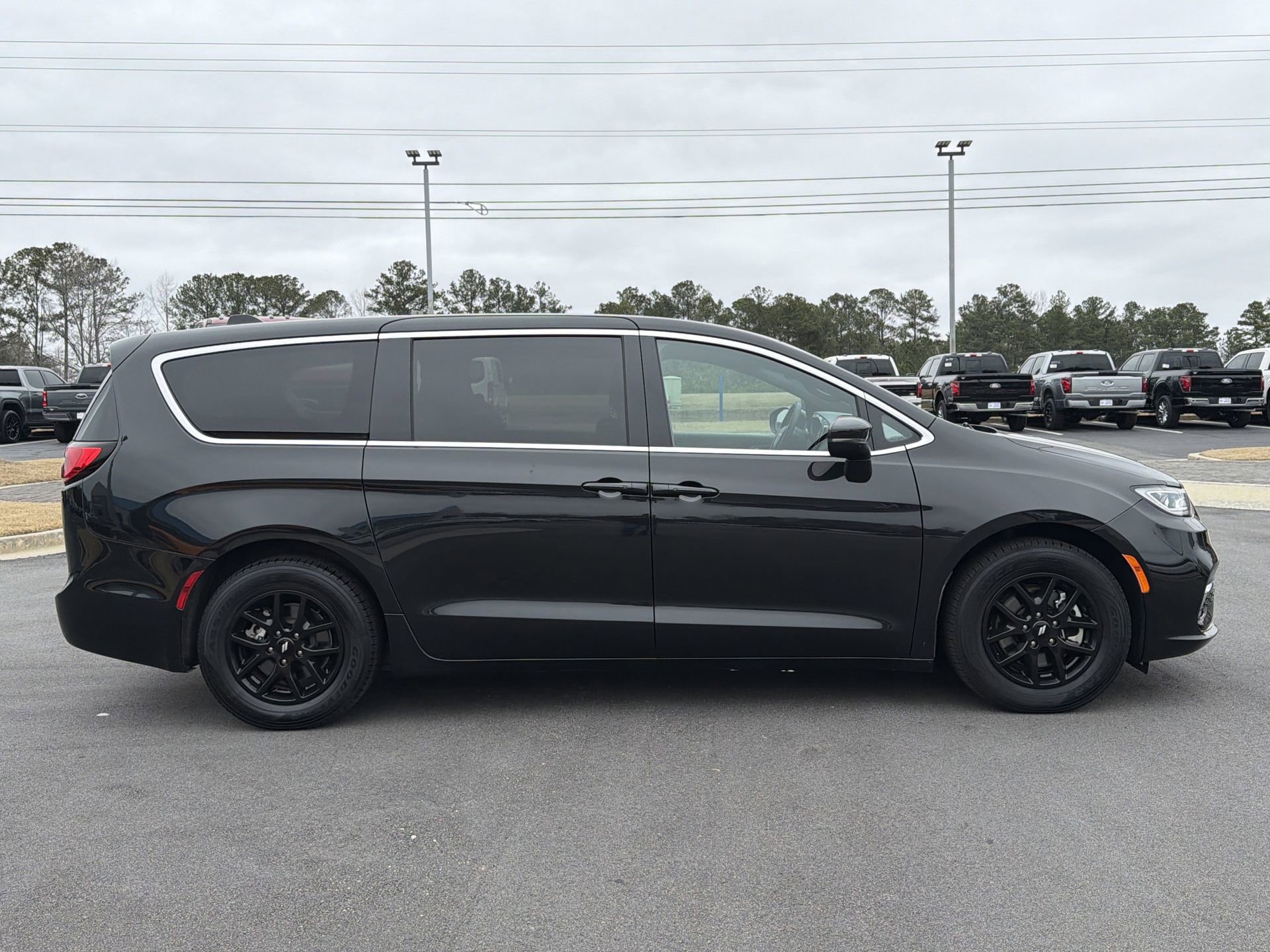 Used 2023 Chrysler Pacifica Touring image 31