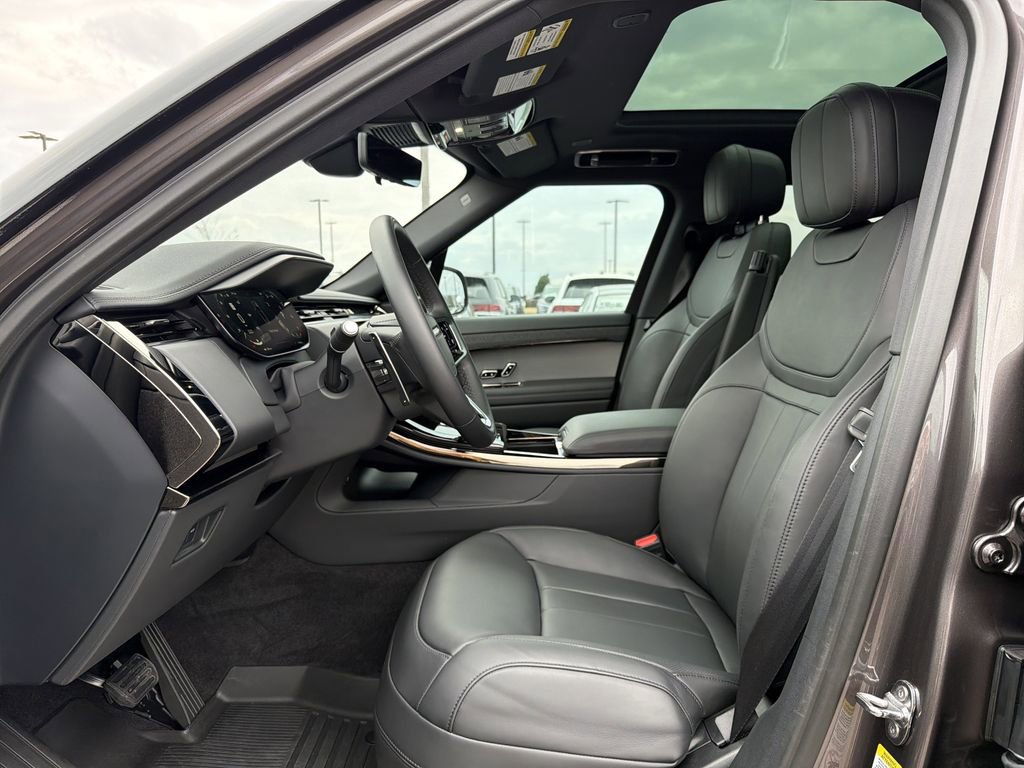 Used 2025 Land Rover Range Rover Sport SE image 3