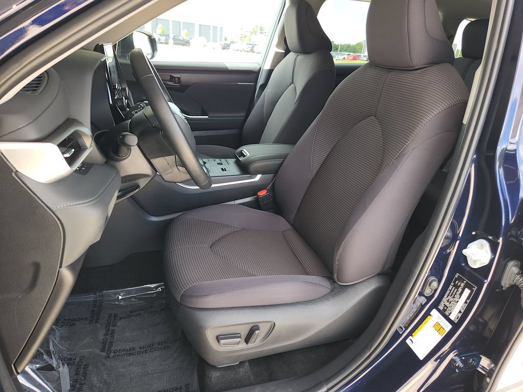Used 2025 Toyota Highlander LE FWD image 13
