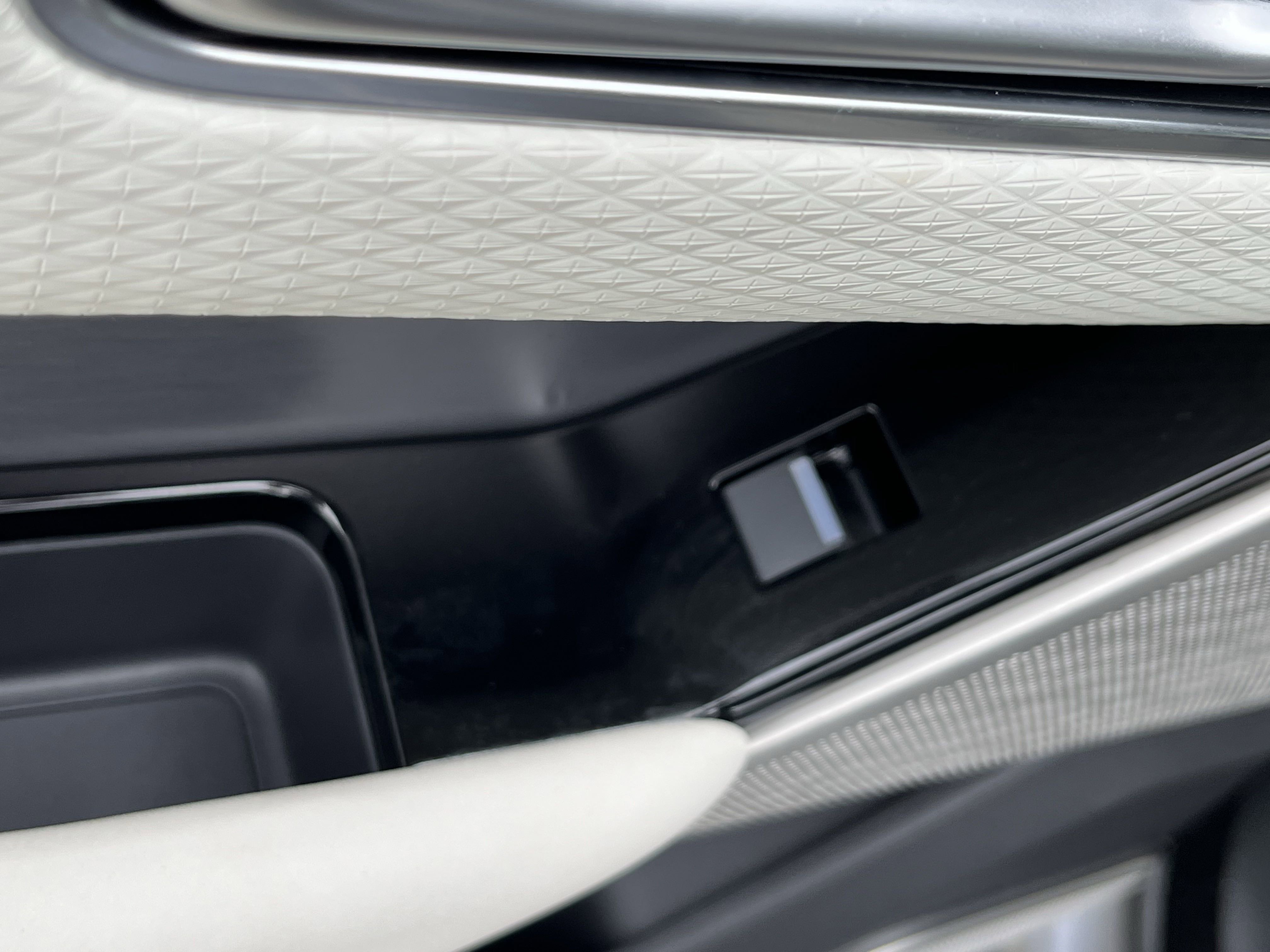 Certified 2023 Land Rover Range Rover Velar R-Dynamic S image 39