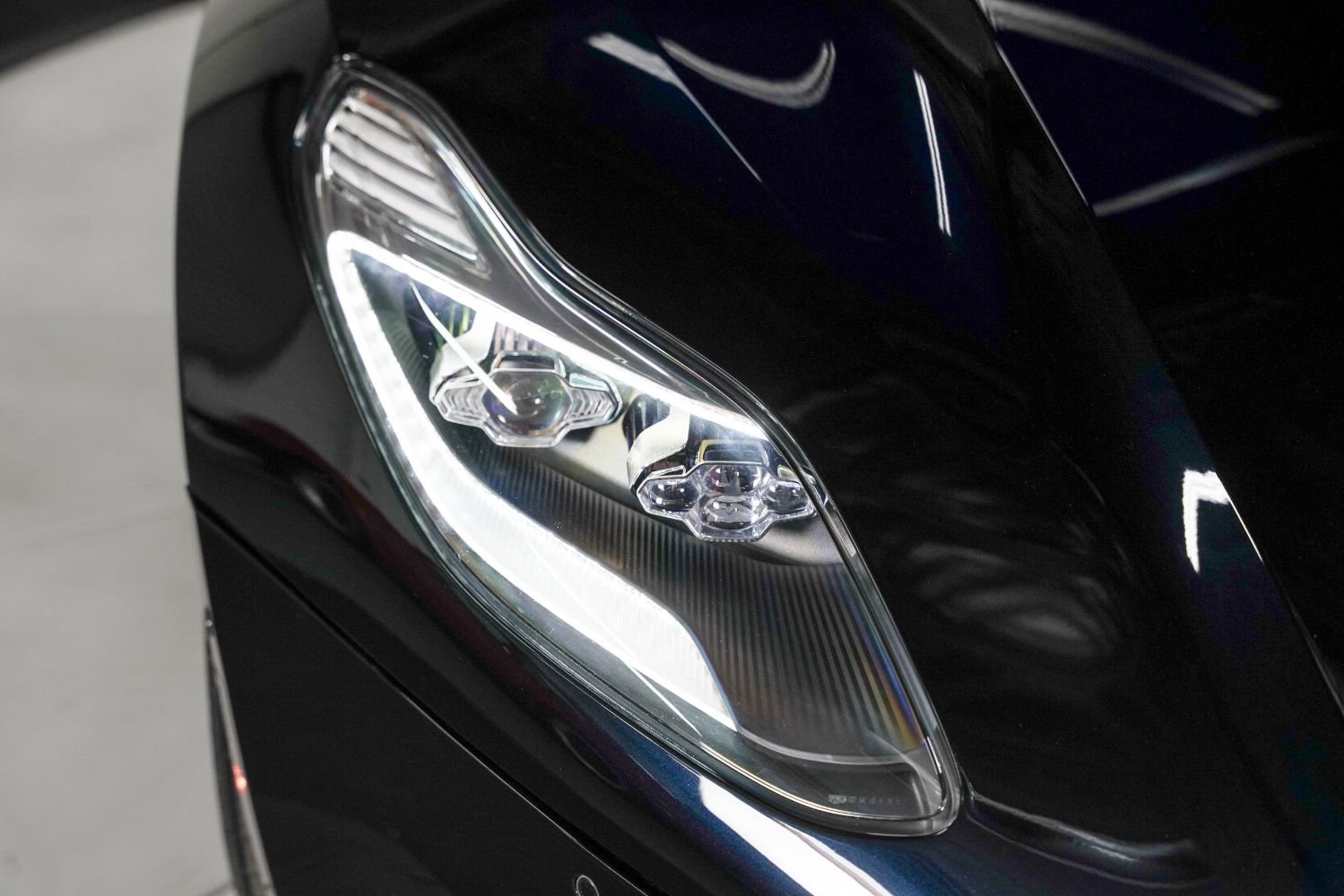 Used 2018 Aston Martin DB11 V12 image 12