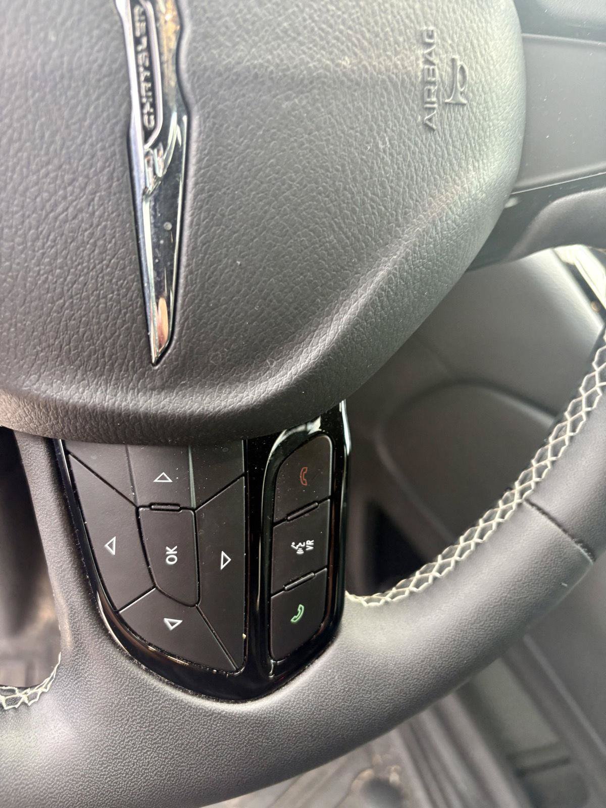 Used 2024 Chrysler Pacifica Limited w/ S Appearance Package FWD image 17
