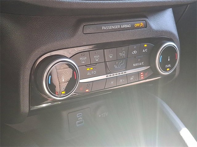 Used 2022 Ford Escape SE w/ SE Sport Appearance Package image 18