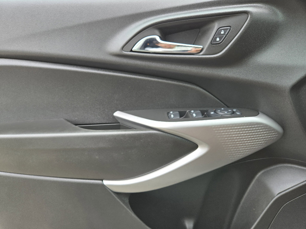 Used 2024 Chevrolet Trax RS w/ Driver Confidence Package image 25